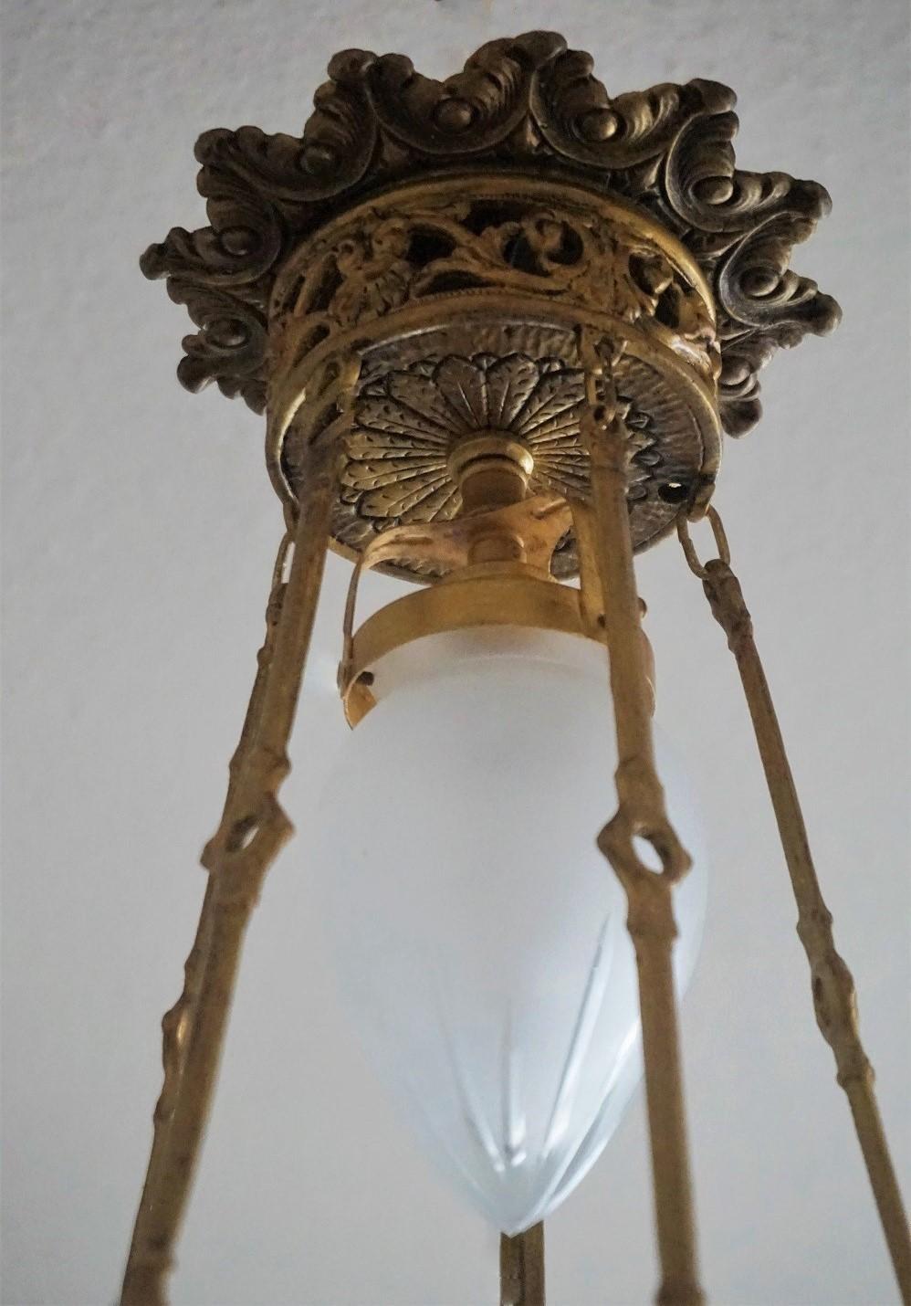 Französischer Art-Déco-Kronleuchter aus vergoldeter Bronze und geschliffenem Glas, Anfang 20. (Geschliffenes Glas) im Angebot