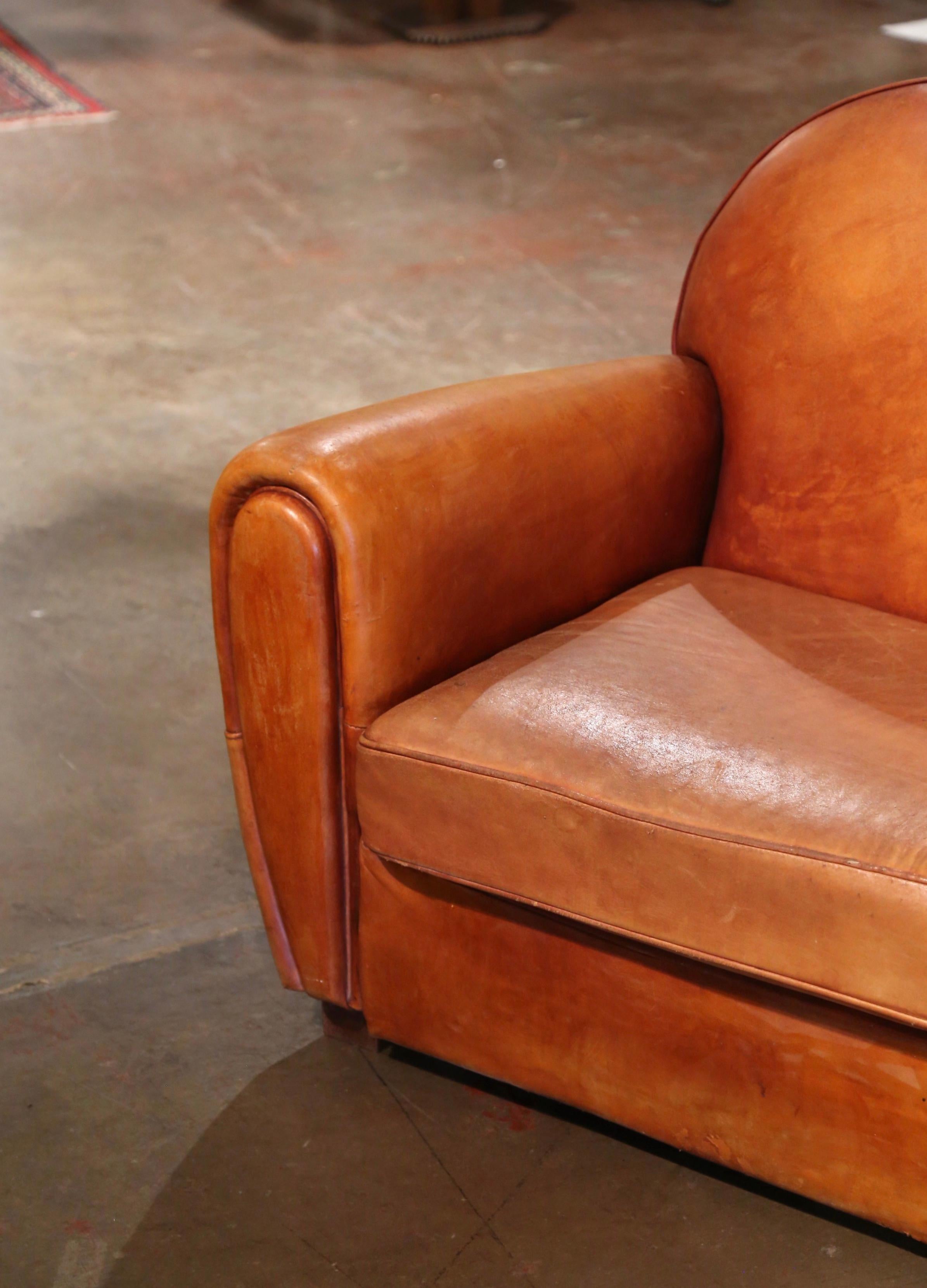 Frühes 20. Jahrhundert Französisch Art-Deco Brown Leder Zwei-Sitz-Club-Sofa (Handgefertigt) im Angebot