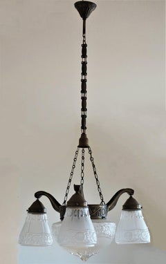 Anfang des 20. Jahrhunderts Französisch Art Deco Vier-Licht-Kronleuchter Messing mattiertes Glas