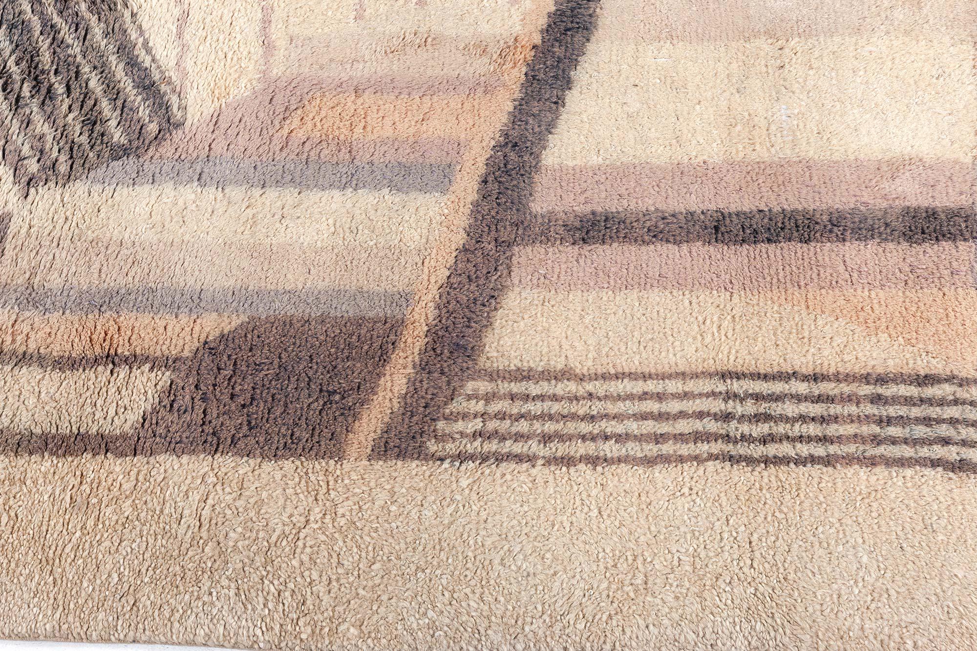 Französischer Art-Déco-Teppich aus beiger, handgefertigter Wolle, Anfang 20.
Größe: 4'9