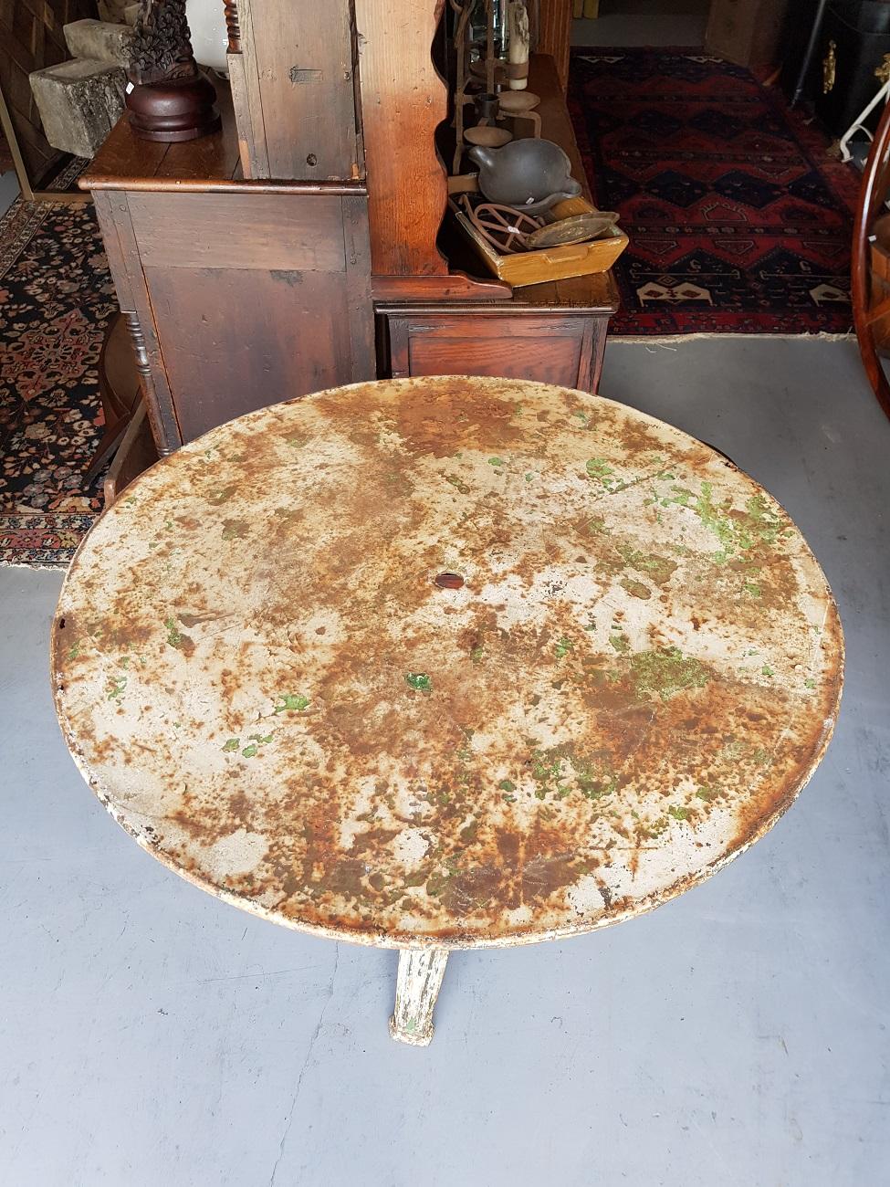 French Art Deco metal garden table from around the 1930s with a beautiful feet in typical Art Deco style, the top has a few holes and further in a solid condition.

The measurements are,
Depth 98 cm/ 38.5 inch.
Width 98 cm/ 38.5 inch.
Height 72