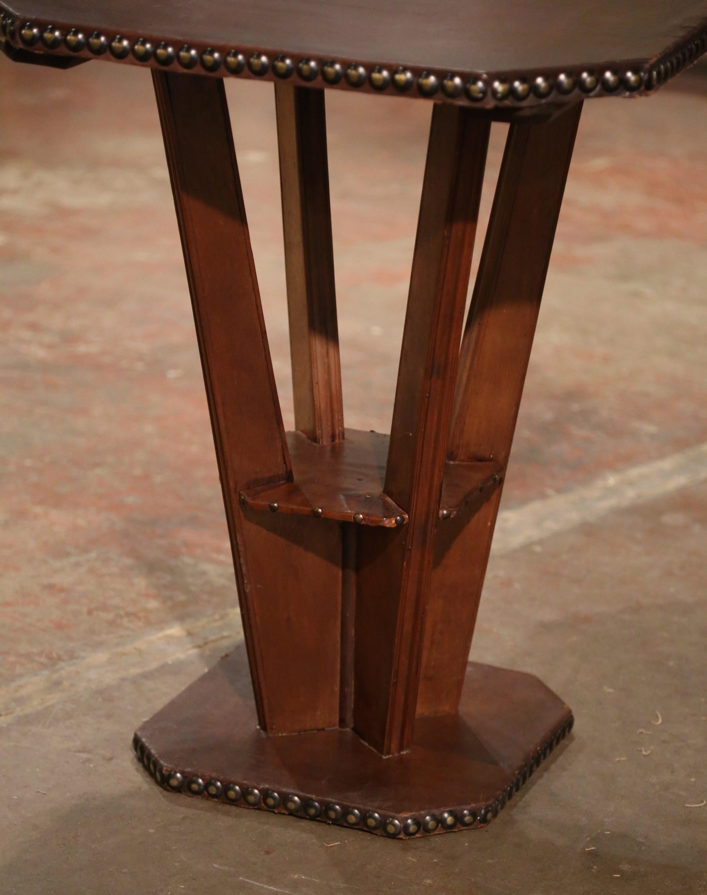 Table de Gueridon en chêne et cuir Art Déco français du début du 20e siècle Excellent état - En vente à Dallas, TX