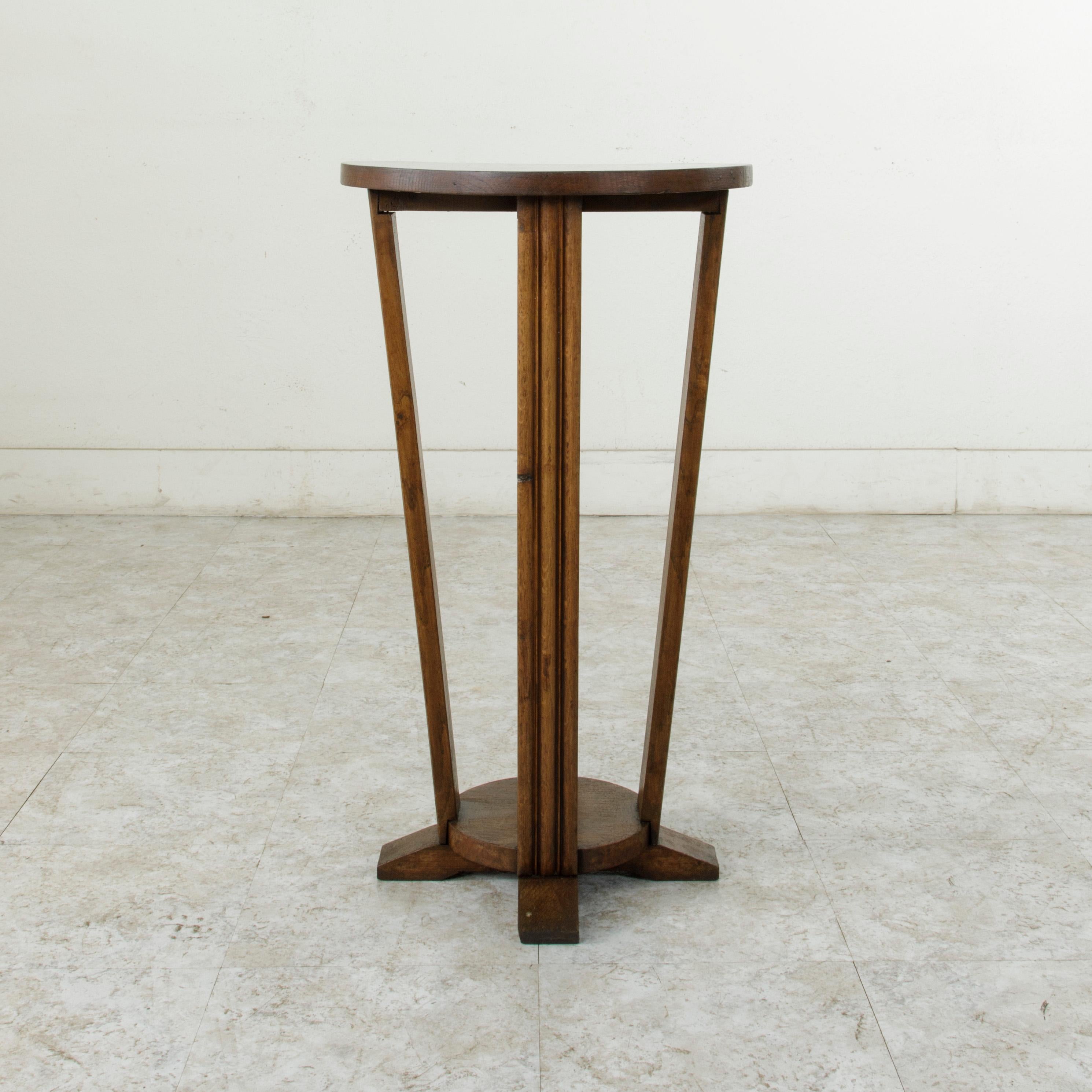 Early 20th Century French Art Deco Period Oak Pedestal, Side Table, Fern Stand (Französisch)