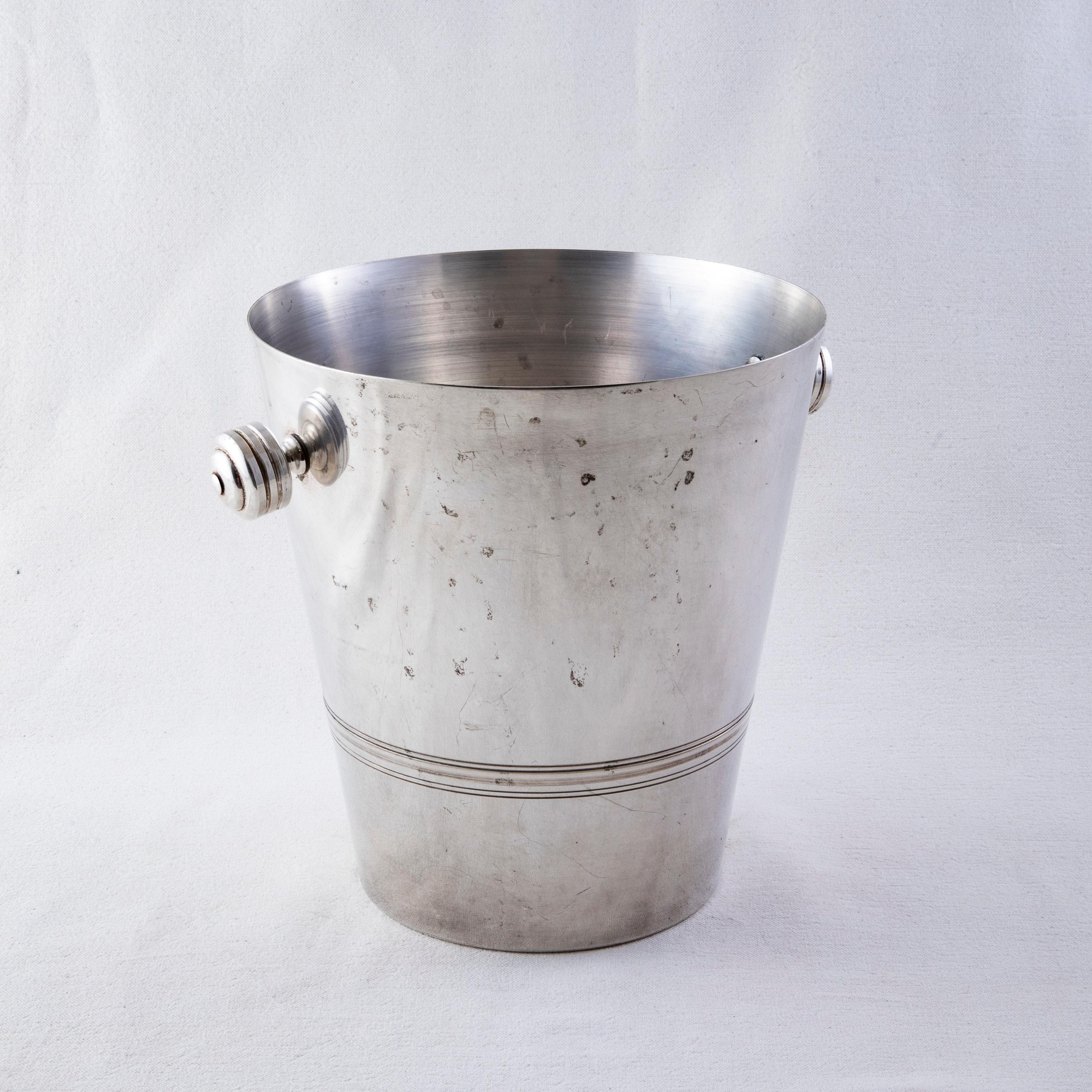 This early twentieth century French Art Deco Period silver plate champagne bucket features concentric circles around the bottom. Two knob handles allow for easier carrying. The bottom is stamped France. c. 1930.