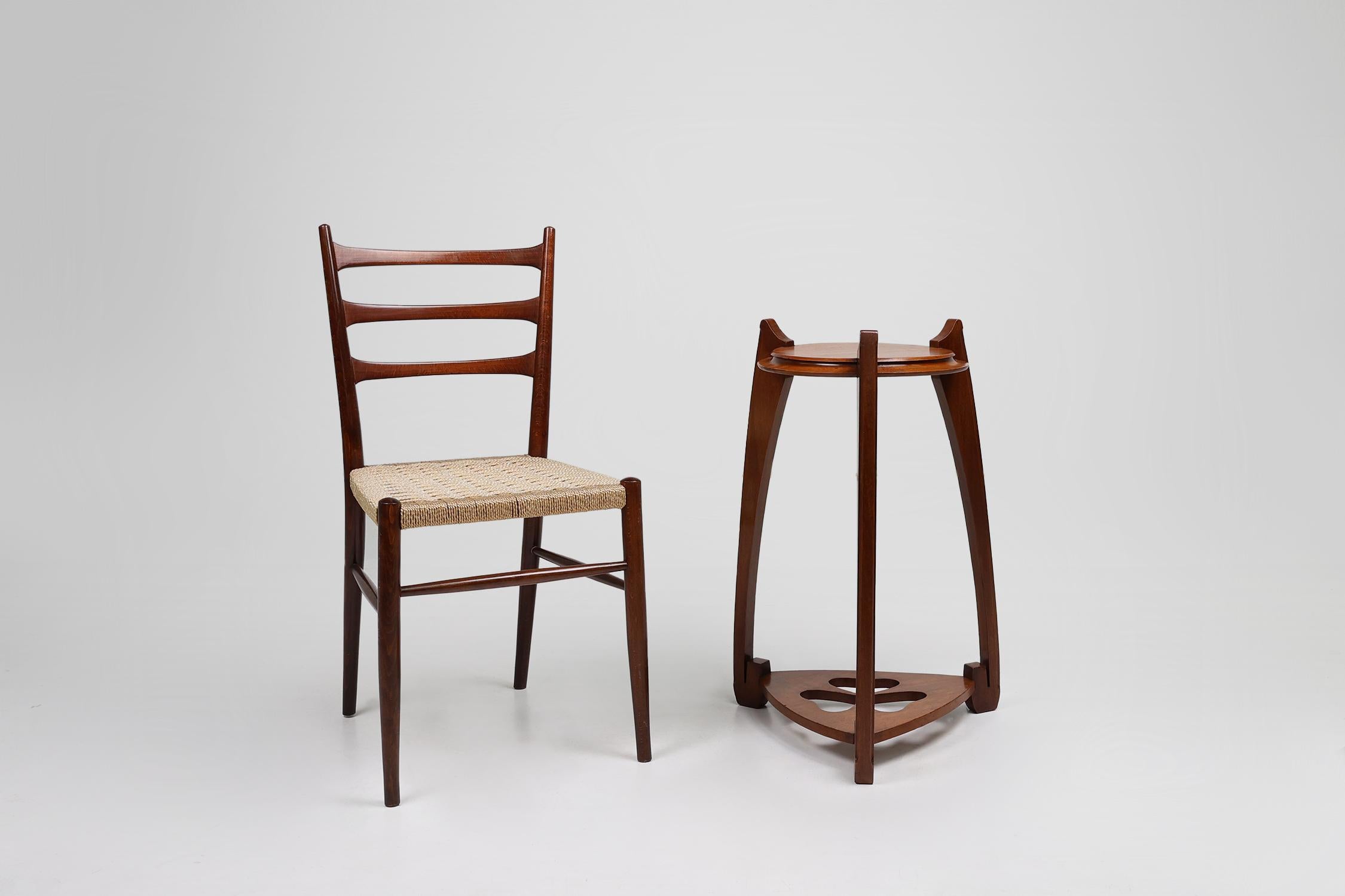 France / 1910 / table d'appoint / bois / Art Nouveau / Art Déco

Table d'appoint ou d'appoint à deux niveaux de style Art déco français. La table a un beau design arrondi et un grain de bois très vivant. Les trois pieds de la table, de forme