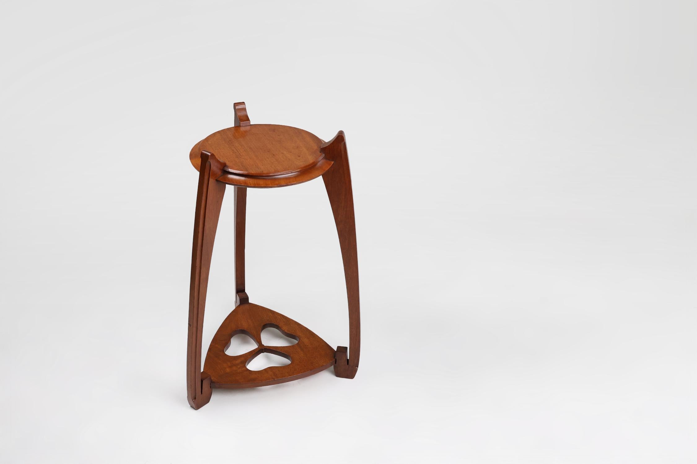Sculpté Table d'appoint Art déco française du début du 20e siècle en vente