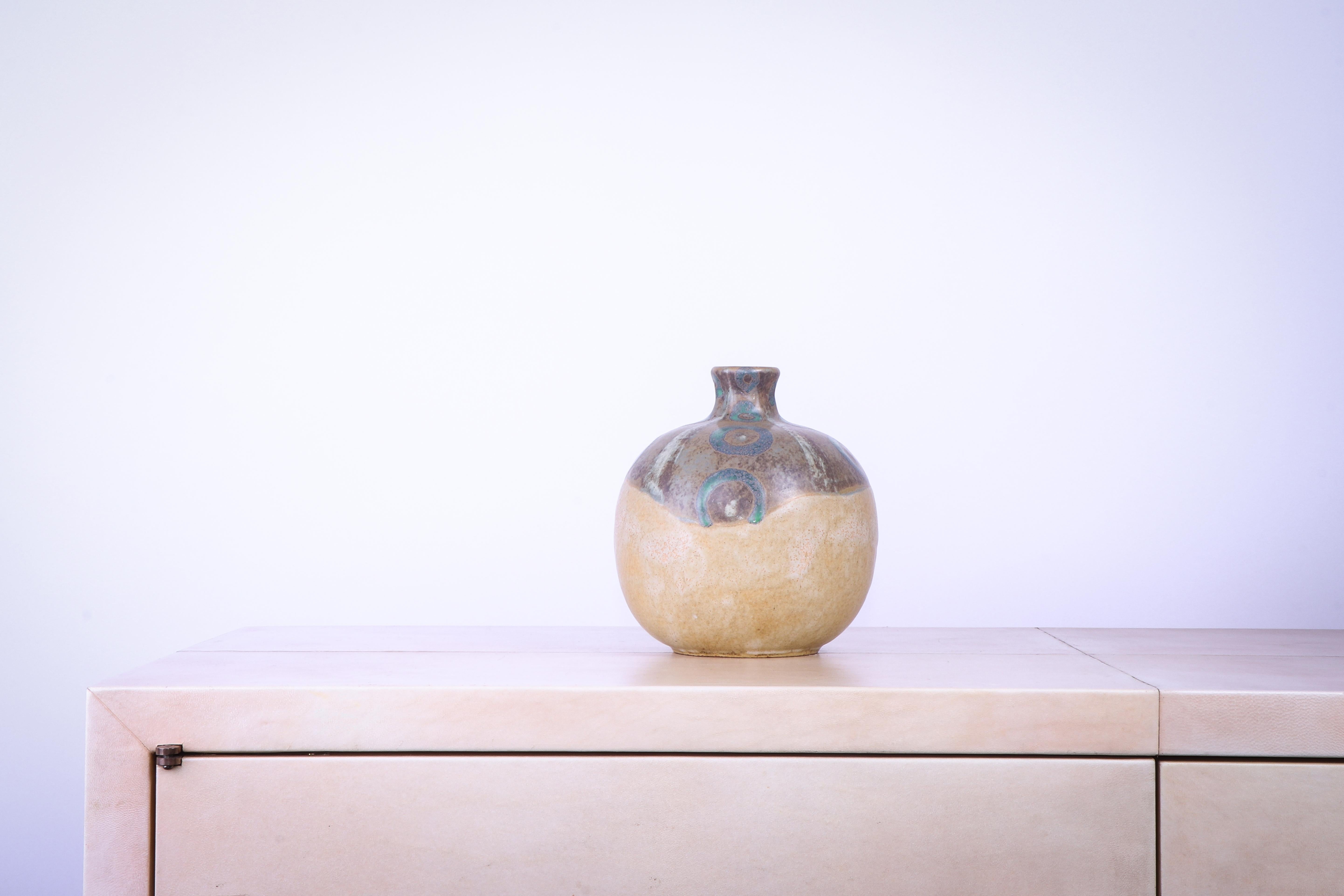 Raro vaso in gres del ceramista francese Louis Lourioux. Timbro sotto la base con una delle firme di Lourioux, 