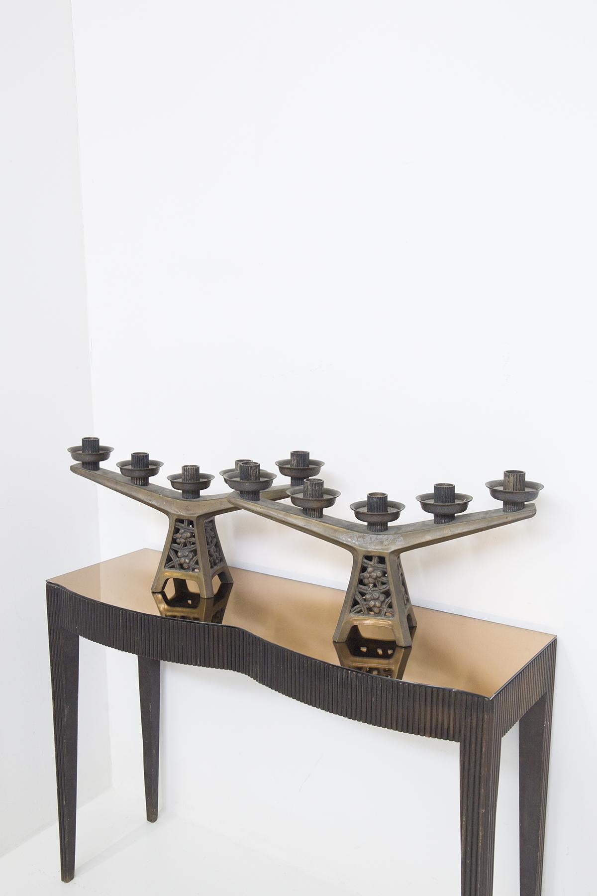 Belle paire de candélabres datant du début des années 1900, de fabrication française.
Réalisés entièrement en bronze, ils ont une base en forme de tour, avec quatre pieds de support carrés. La base présente de véritables décorations florales, très