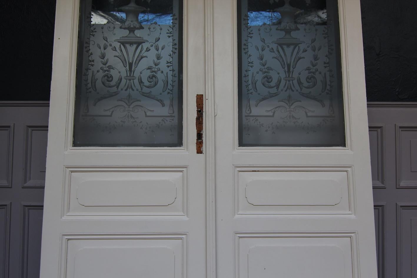double pantry doors with frosted glass