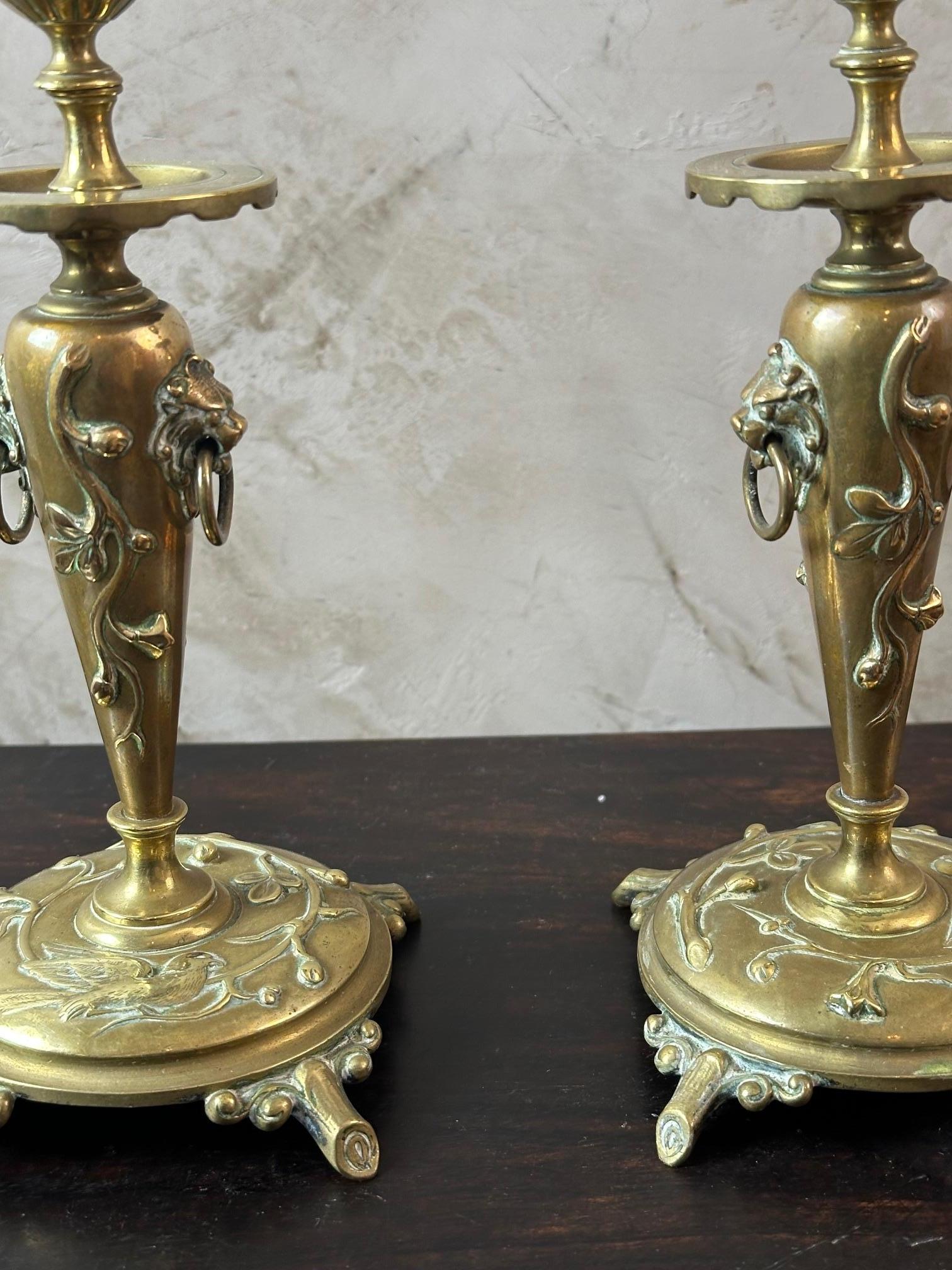 Paar französische Bronze-Kerzenhalter im Art nouveau-Stil des frühen 20. Jahrhunderts, 1920er Jahre im Zustand „Gut“ im Angebot in LEGNY, FR