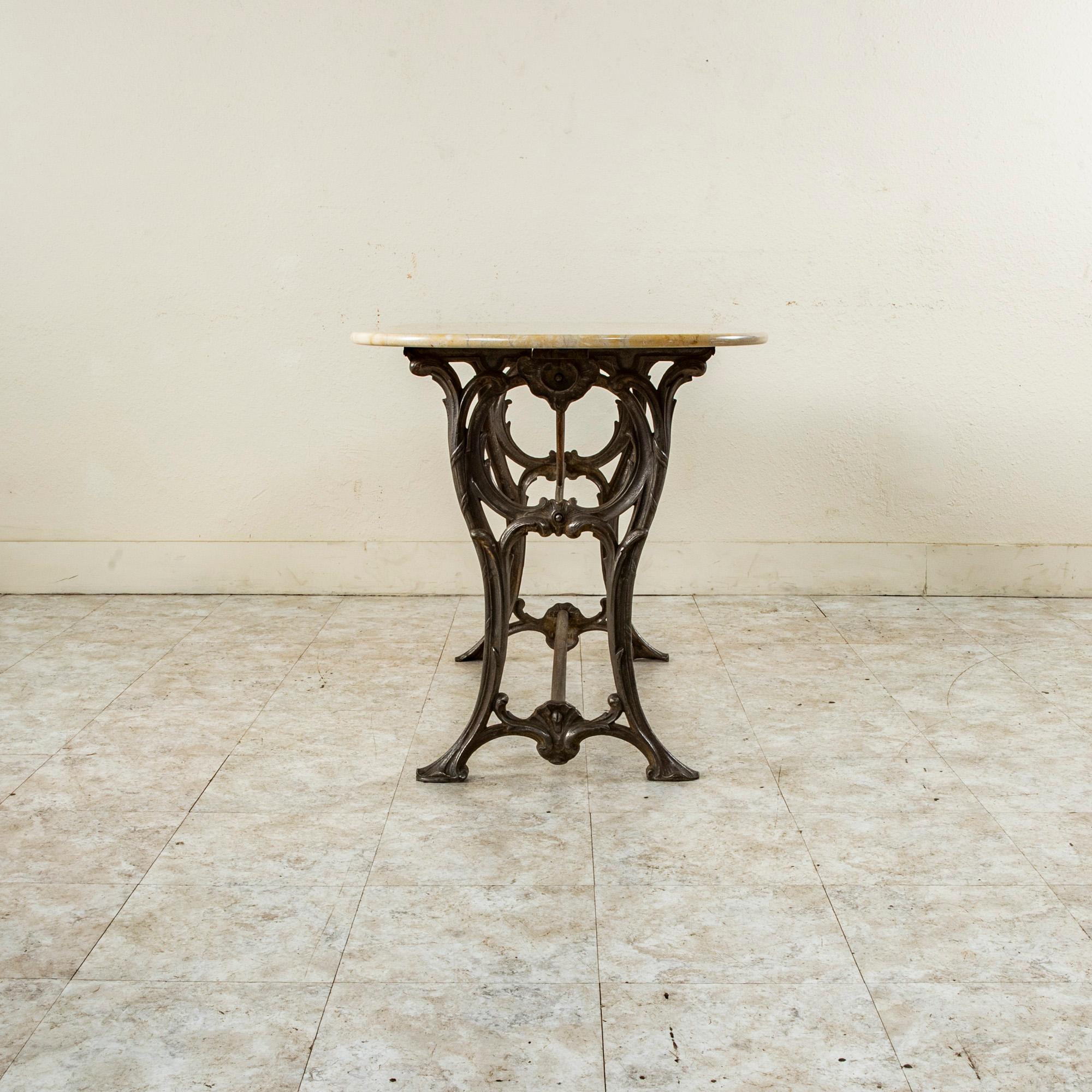 Early 20th Century French Art Nouveau Period Iron and Oval Marble Bistro Table In Good Condition In Fayetteville, AR
