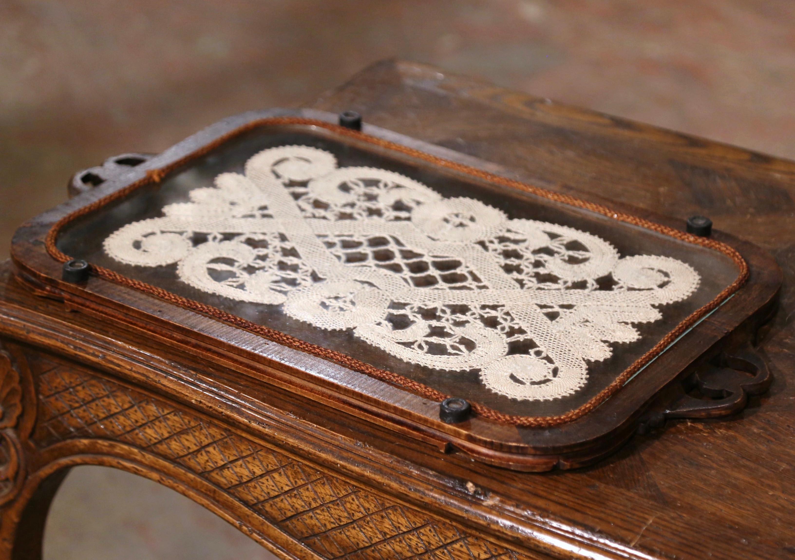 Anfang 20. Jahrhundert Französisch Art Populaire geschnitzt Nussbaum Tablett Tisch mit Glasplatte im Angebot 5