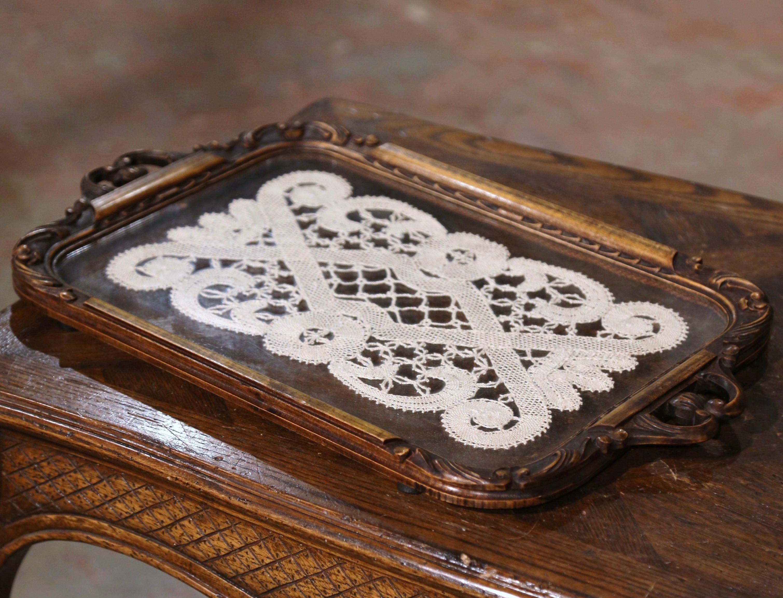 Anfang 20. Jahrhundert Französisch Art Populaire geschnitzt Nussbaum Tablett Tisch mit Glasplatte im Zustand „Hervorragend“ im Angebot in Dallas, TX