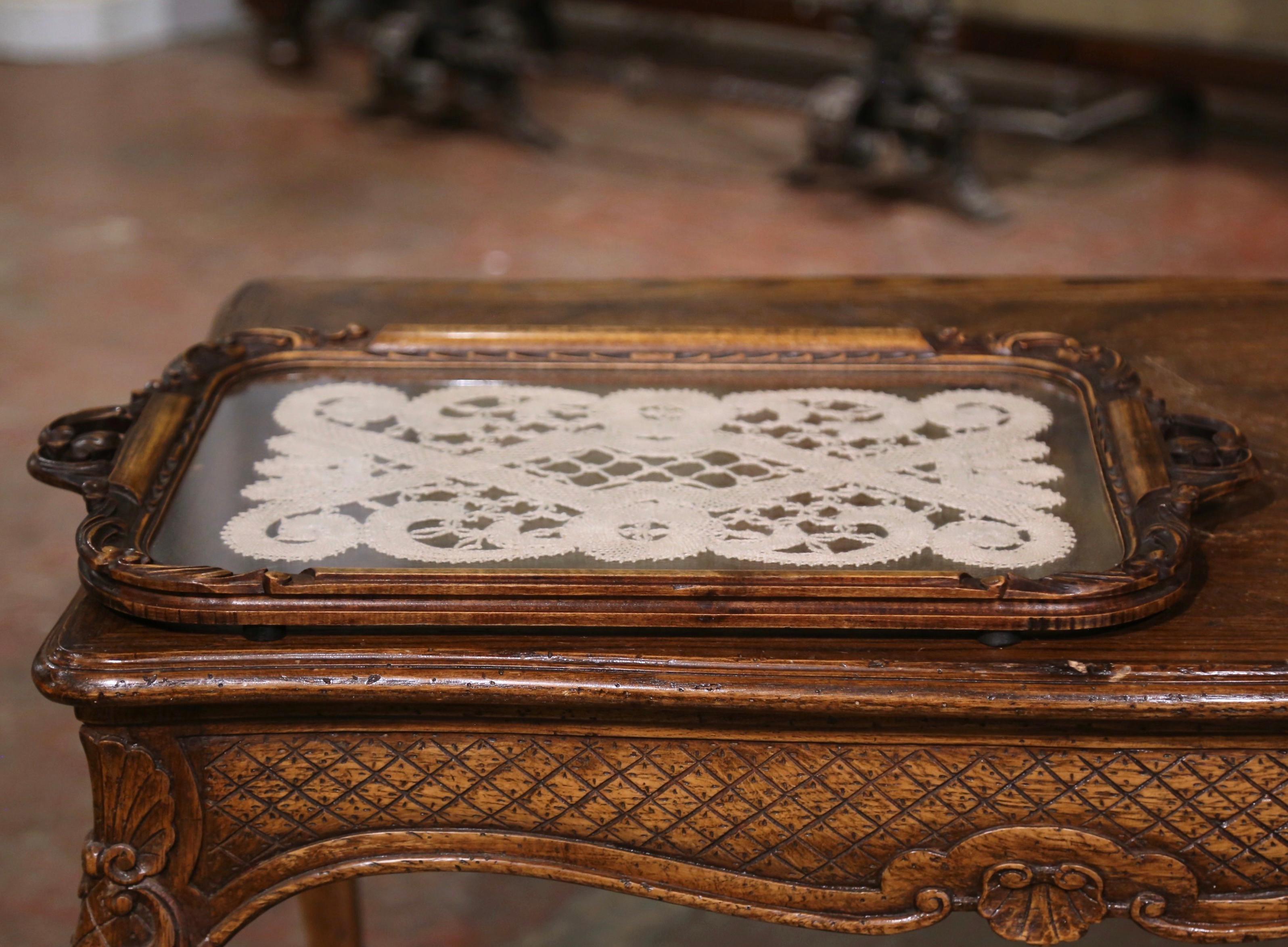 Anfang 20. Jahrhundert Französisch Art Populaire geschnitzt Nussbaum Tablett Tisch mit Glasplatte im Angebot 1