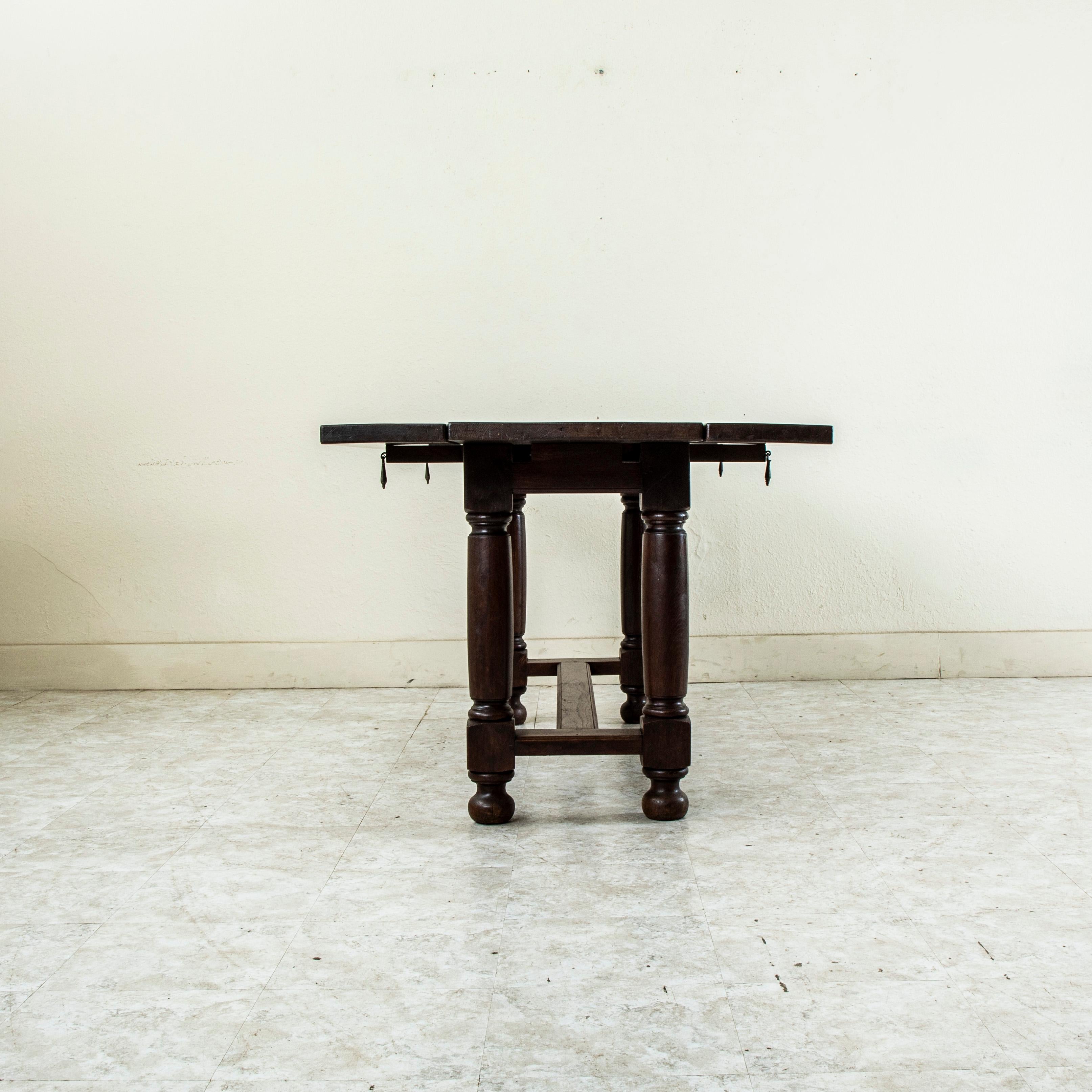 Table de chasse en châtaignier, table de salle à manger, console, début du 20e siècle, fabrication artisanale française en vente 5