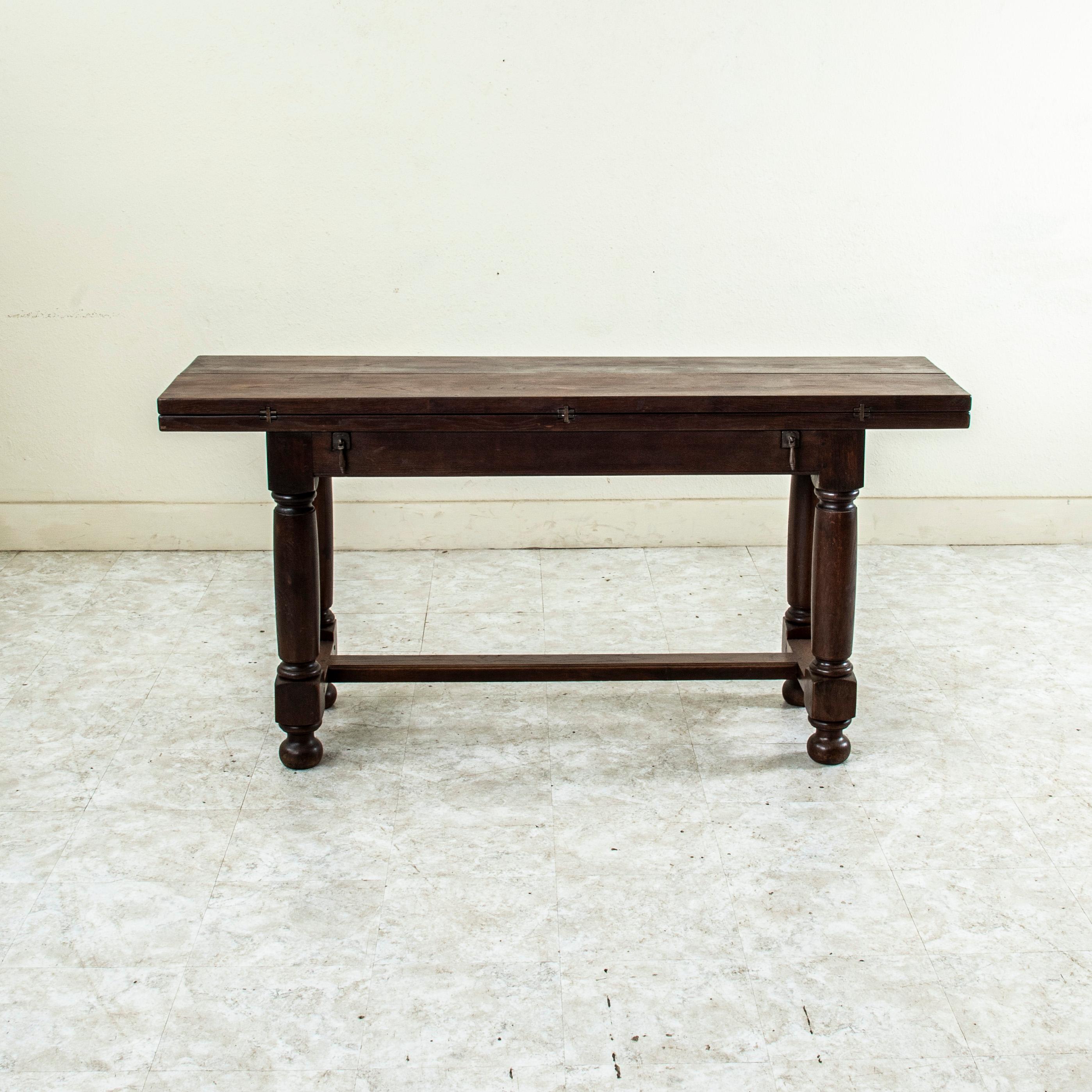 Appelée table de chasse en français, cette table en chêne français du début du XXe siècle a été conçue à l'origine pour disposer le gibier après la chasse. Elle est dotée d'un plateau à charnières qui permet de doubler la largeur de la surface