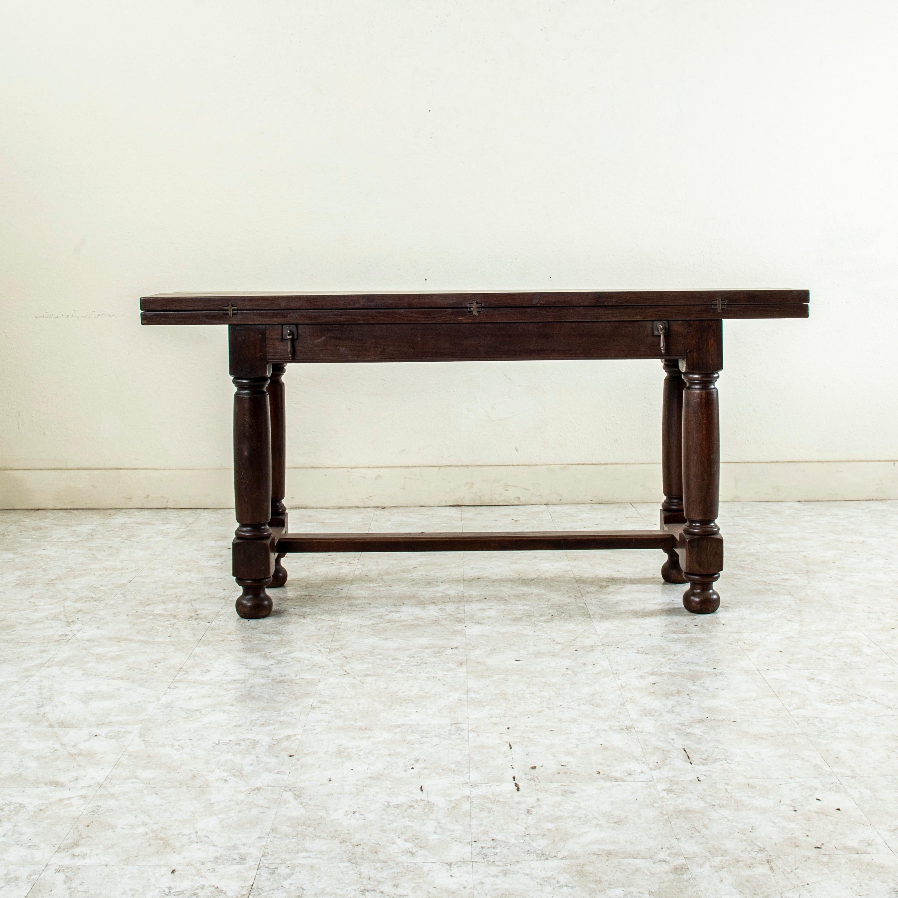 Français Table de chasse en châtaignier, table de salle à manger, console, début du 20e siècle, fabrication artisanale française en vente