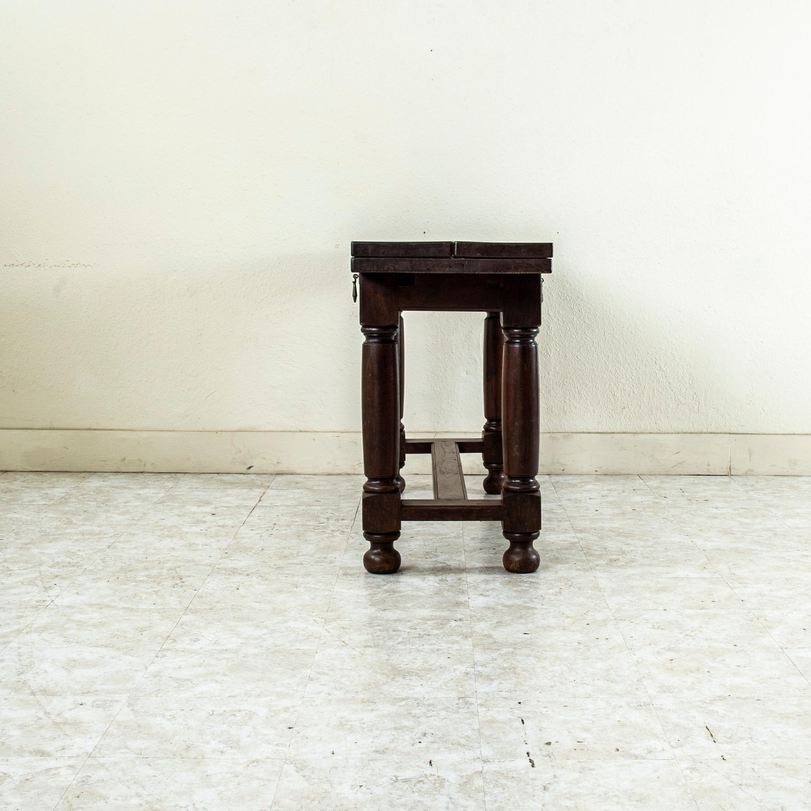 Table de chasse en châtaignier, table de salle à manger, console, début du 20e siècle, fabrication artisanale française Bon état - En vente à Fayetteville, AR
