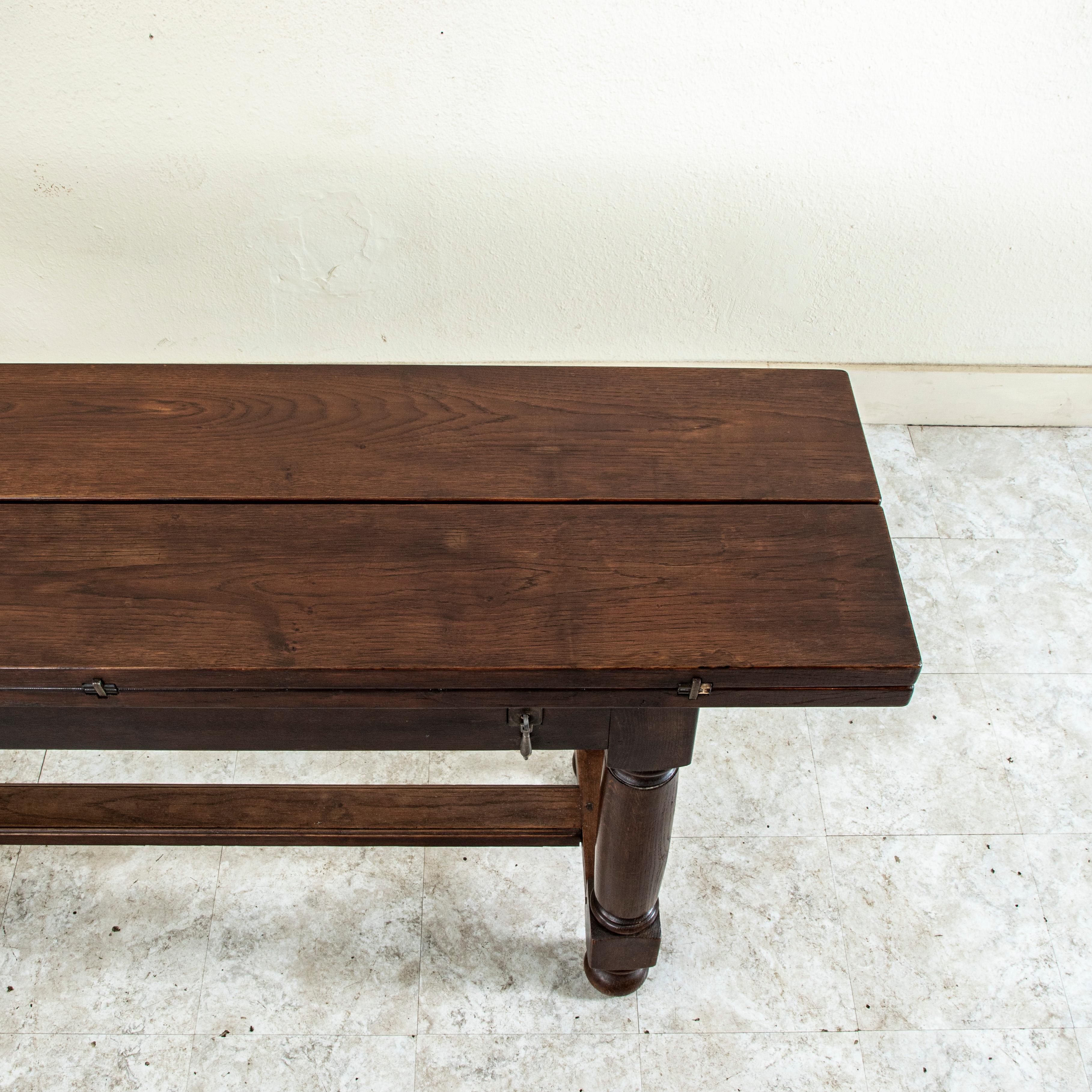 Fer Table de chasse en châtaignier, table de salle à manger, console, début du 20e siècle, fabrication artisanale française en vente