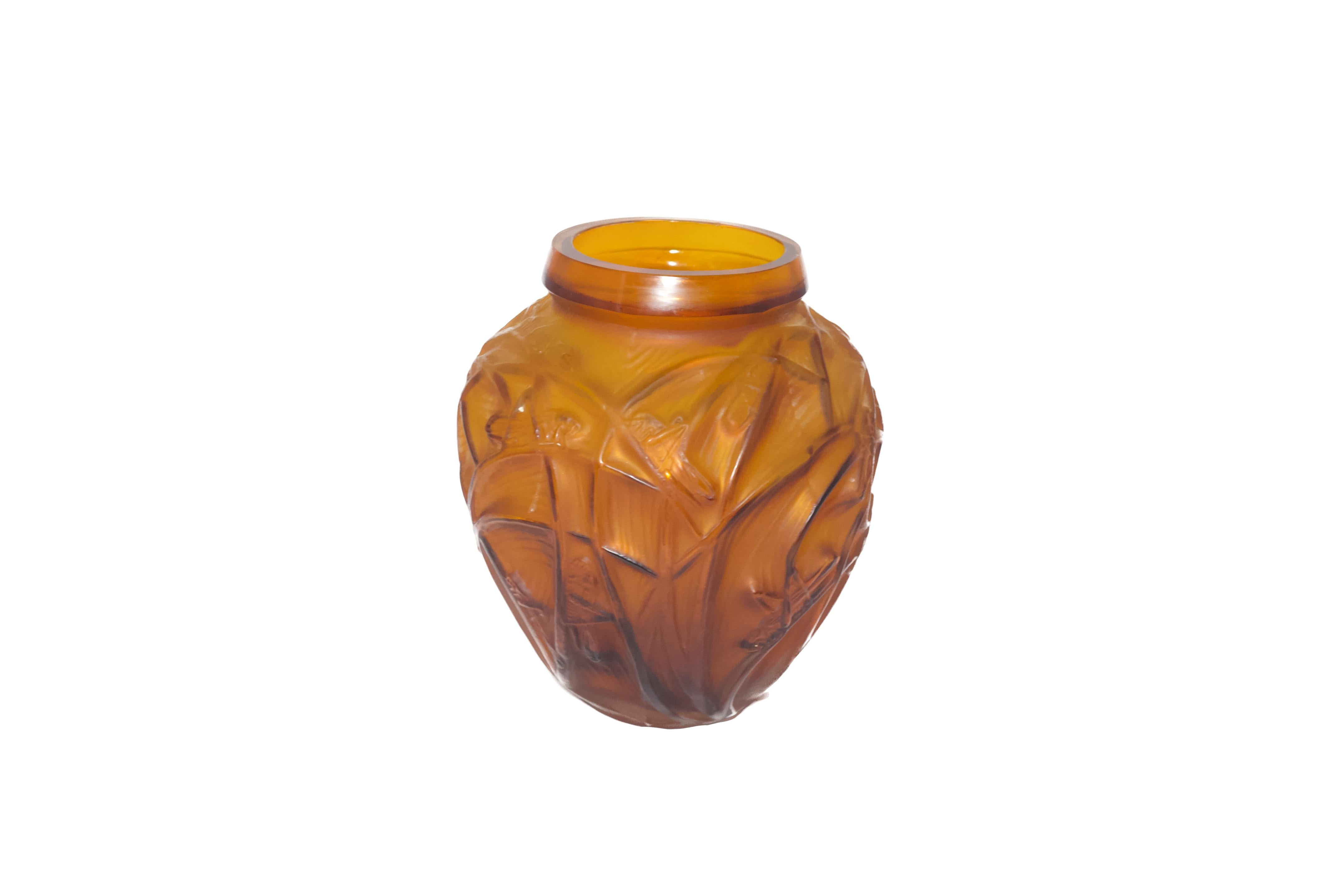 Este impresionante jarrón de cristal, atribuido al célebre vidriero francés Lalique, presenta un exquisito diseño con motivo de langosta, típico de la maestría de Lalique en la mezcla de temas naturales con la elegancia del Art Nouveau. Fabricado a