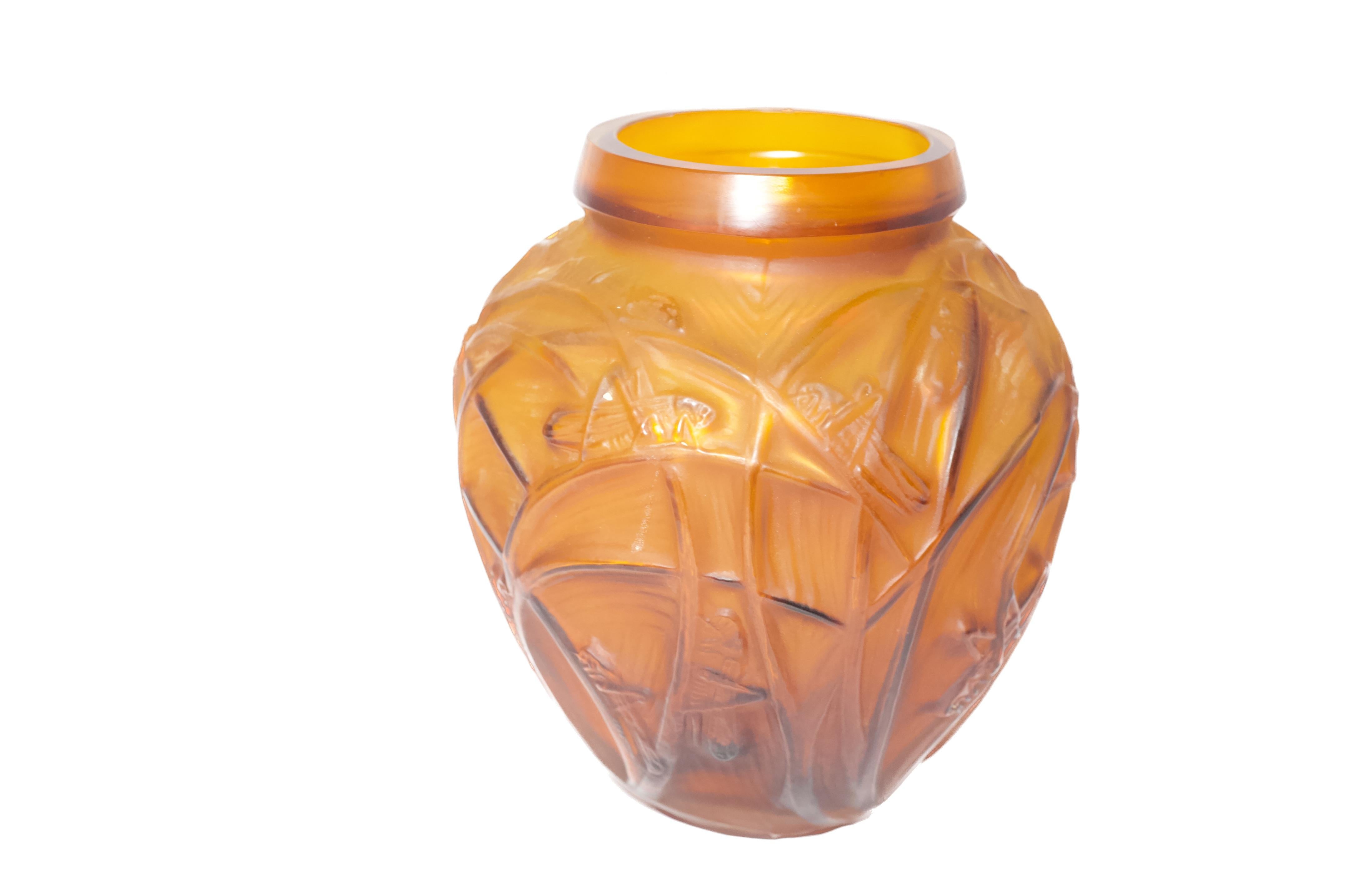 Jarrón francés de principios del siglo XX atribuido a Lalique con motivo de langosta Art Nouveau en venta
