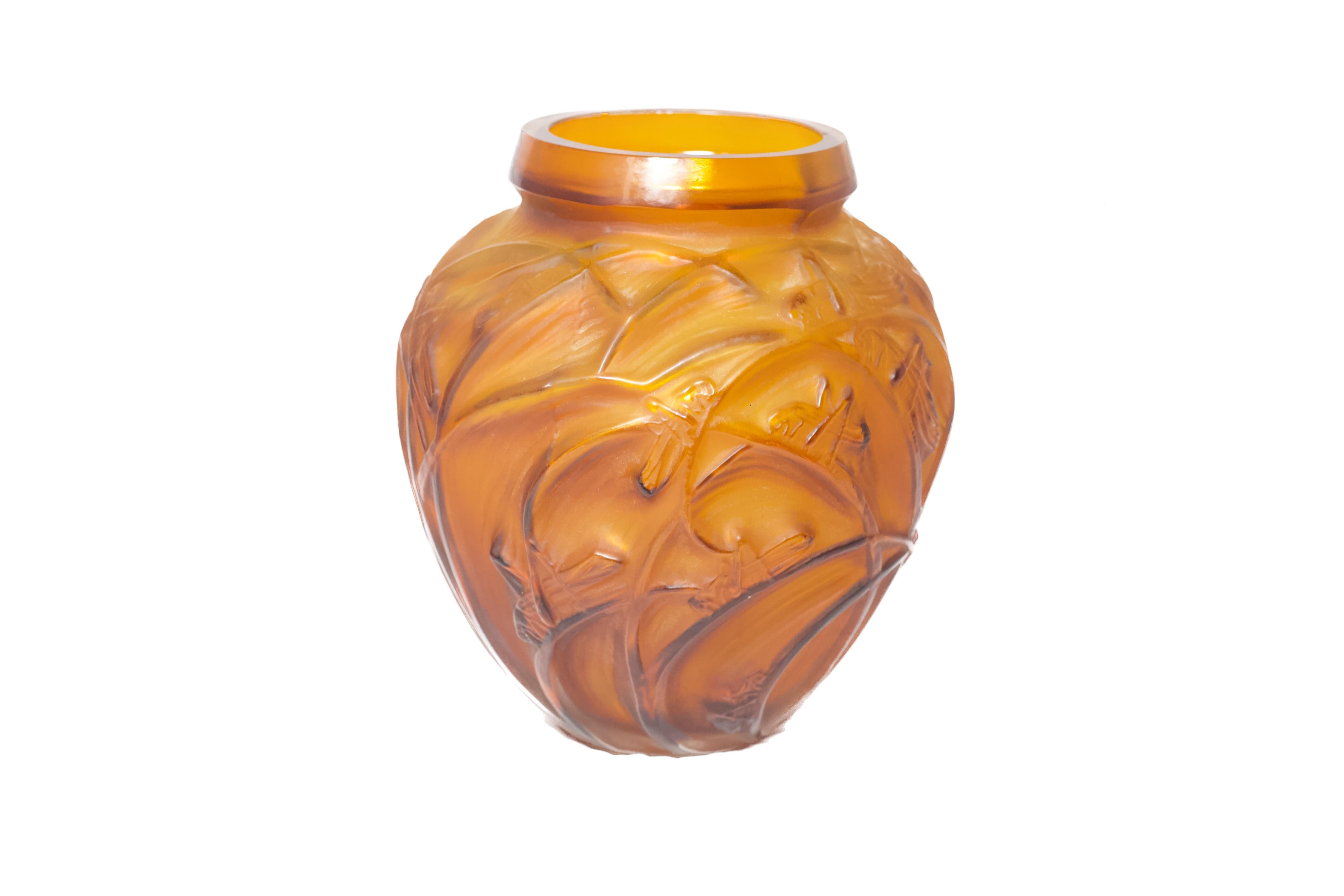 Jarrón francés de principios del siglo XX atribuido a Lalique con motivo de langosta Francés en venta