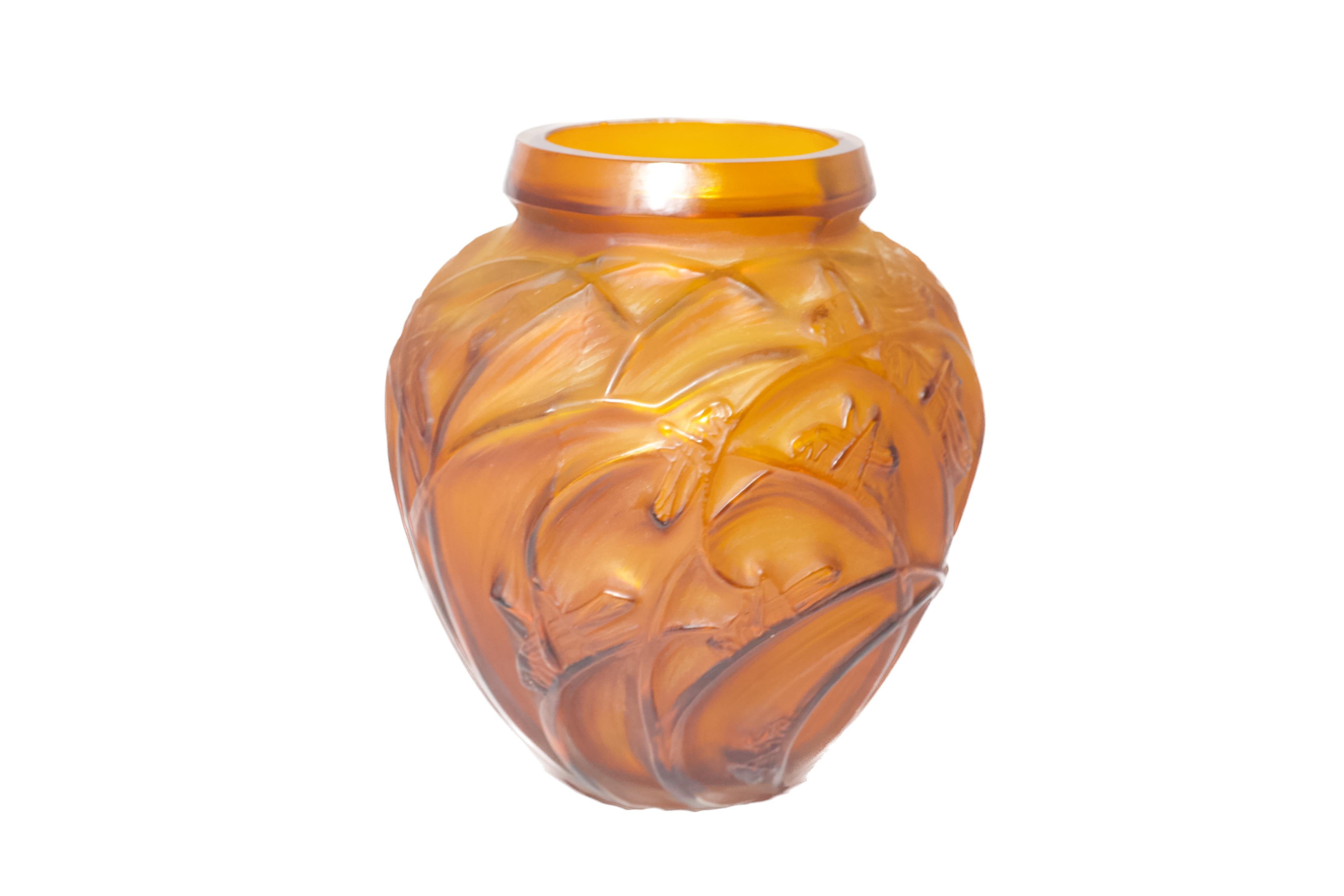 Jarrón francés de principios del siglo XX atribuido a Lalique con motivo de langosta en Bueno estado para la venta en Miami, US