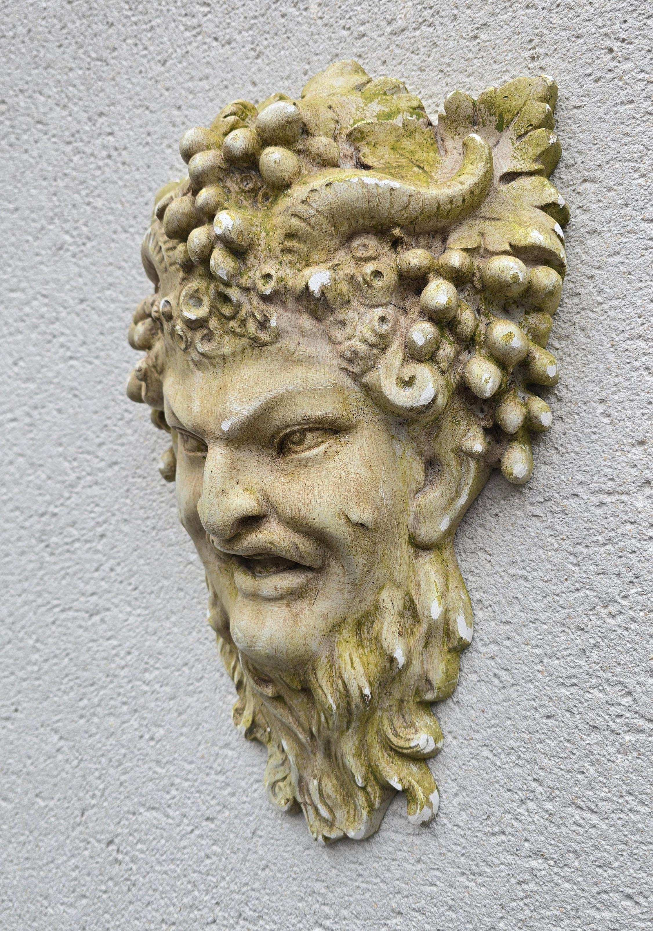 Néo-classique Masque mural de Bacchus en plâtre français du début du XXe siècle, vers 1900-1930 en vente