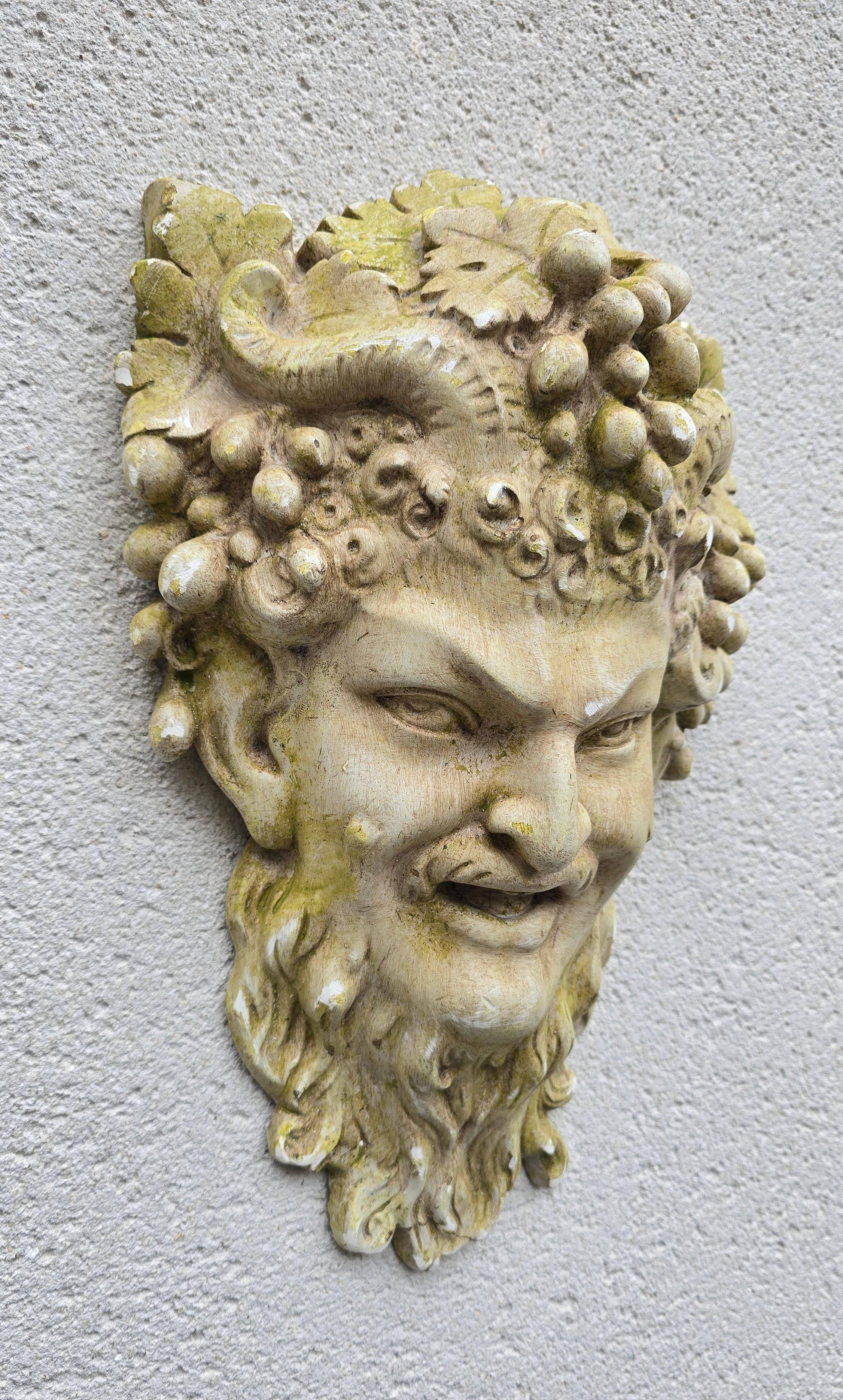 italien Masque mural de Bacchus en plâtre français du début du XXe siècle, vers 1900-1930 en vente