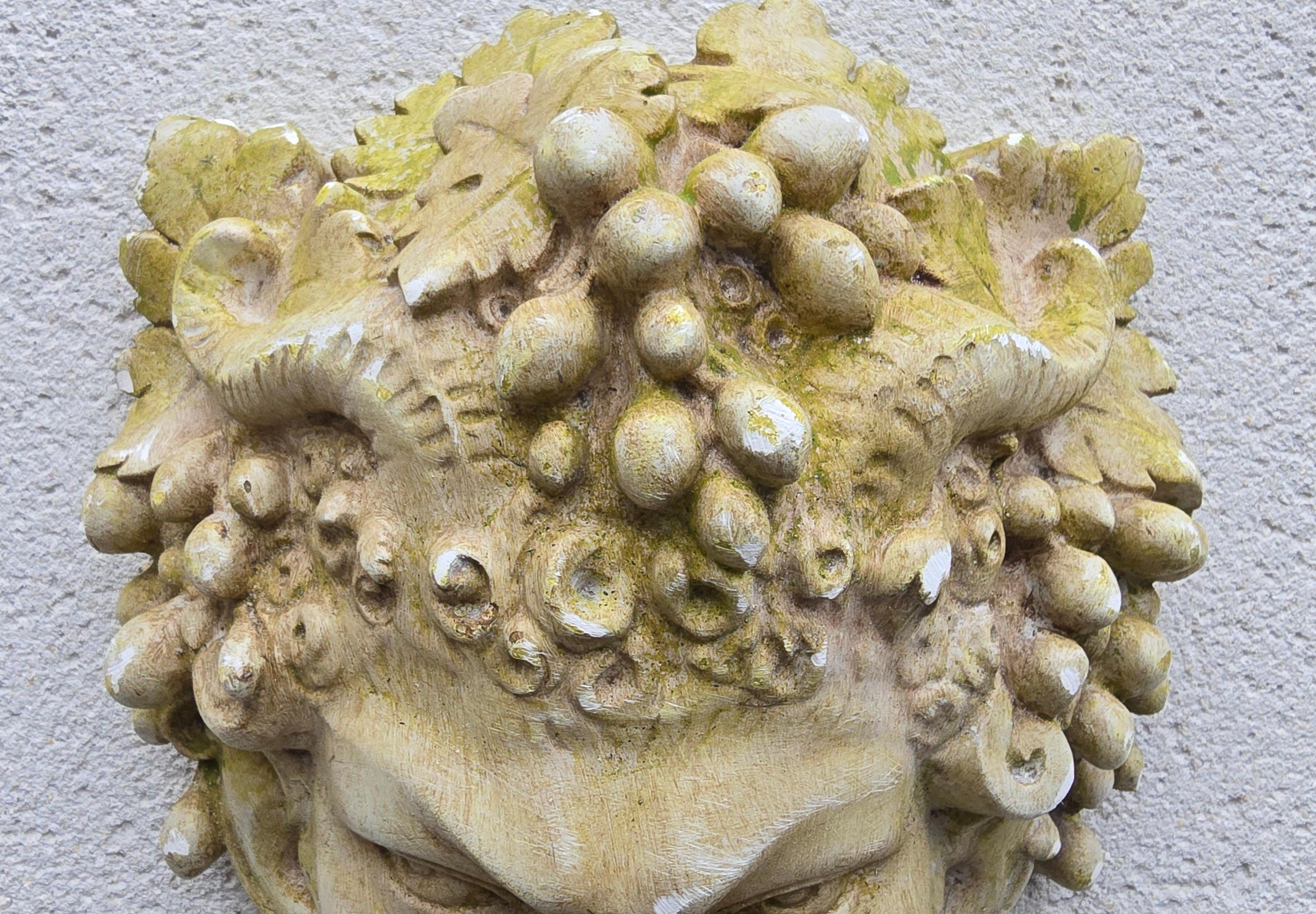 Masque mural de Bacchus en plâtre français du début du XXe siècle, vers 1900-1930 Bon état - En vente à Antwerp, BE