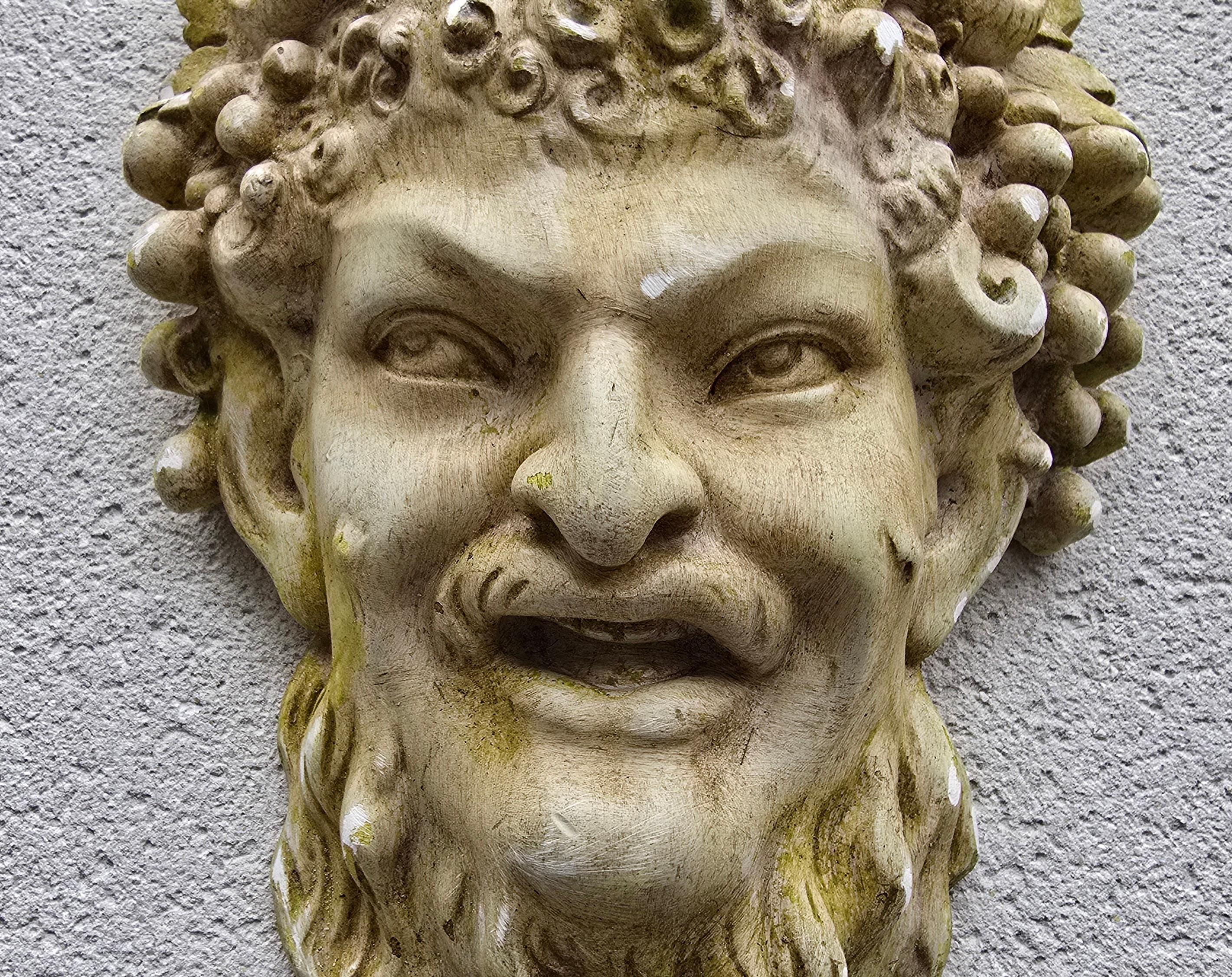 20ième siècle Masque mural de Bacchus en plâtre français du début du XXe siècle, vers 1900-1930 en vente
