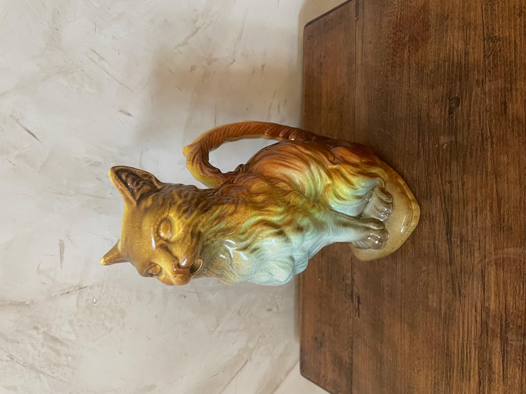 Très belle cruche à chat en céramique française du 20e siècle de Barbotine. 
Estampillé 7486 France sous. Couleurs marron et vert. 
Très bon état.
 