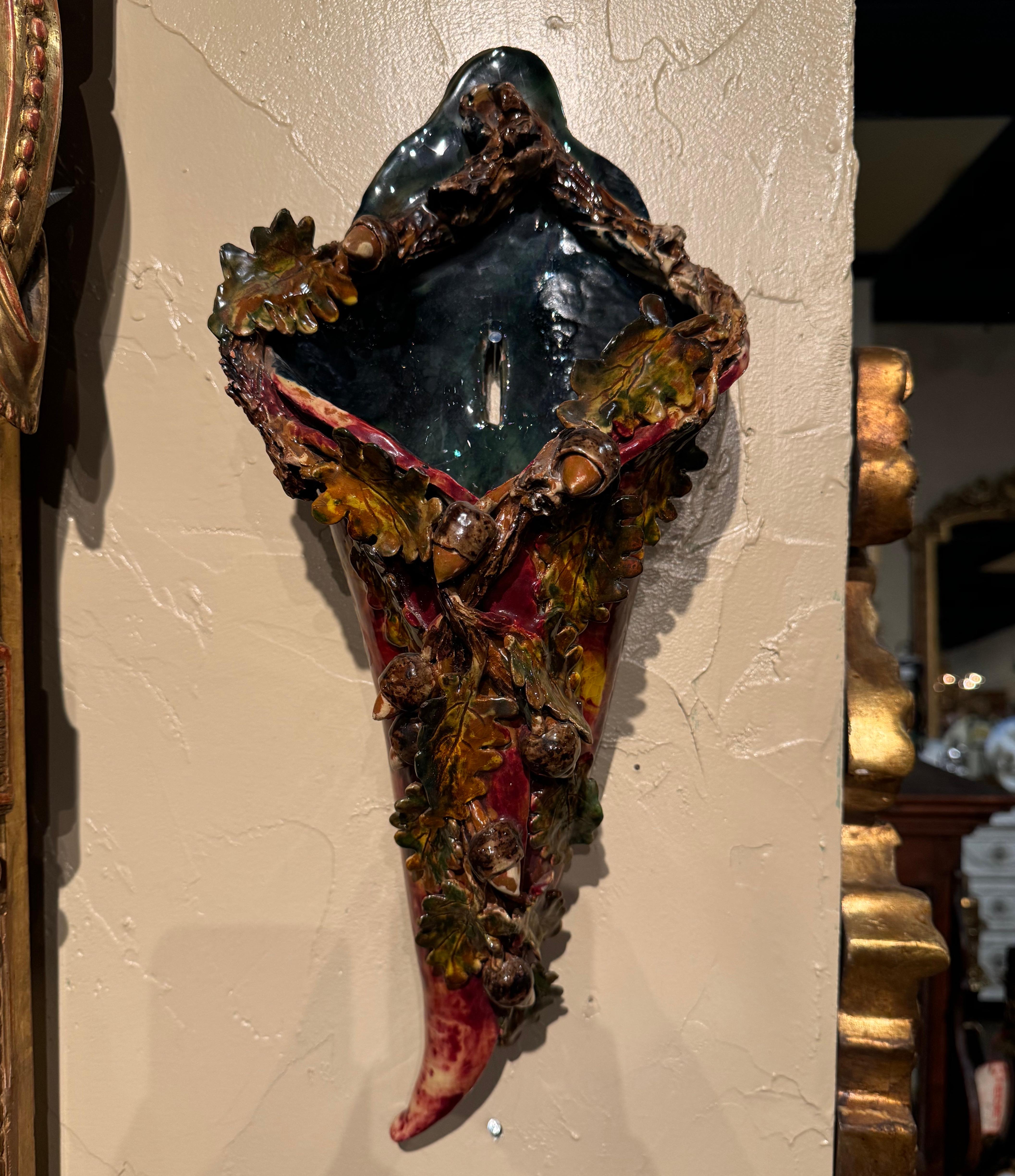 Cornucopia da parete in maiolica Barbotine francese dei primi del Novecento, datata 1915 In condizioni ottime in vendita a Dallas, TX