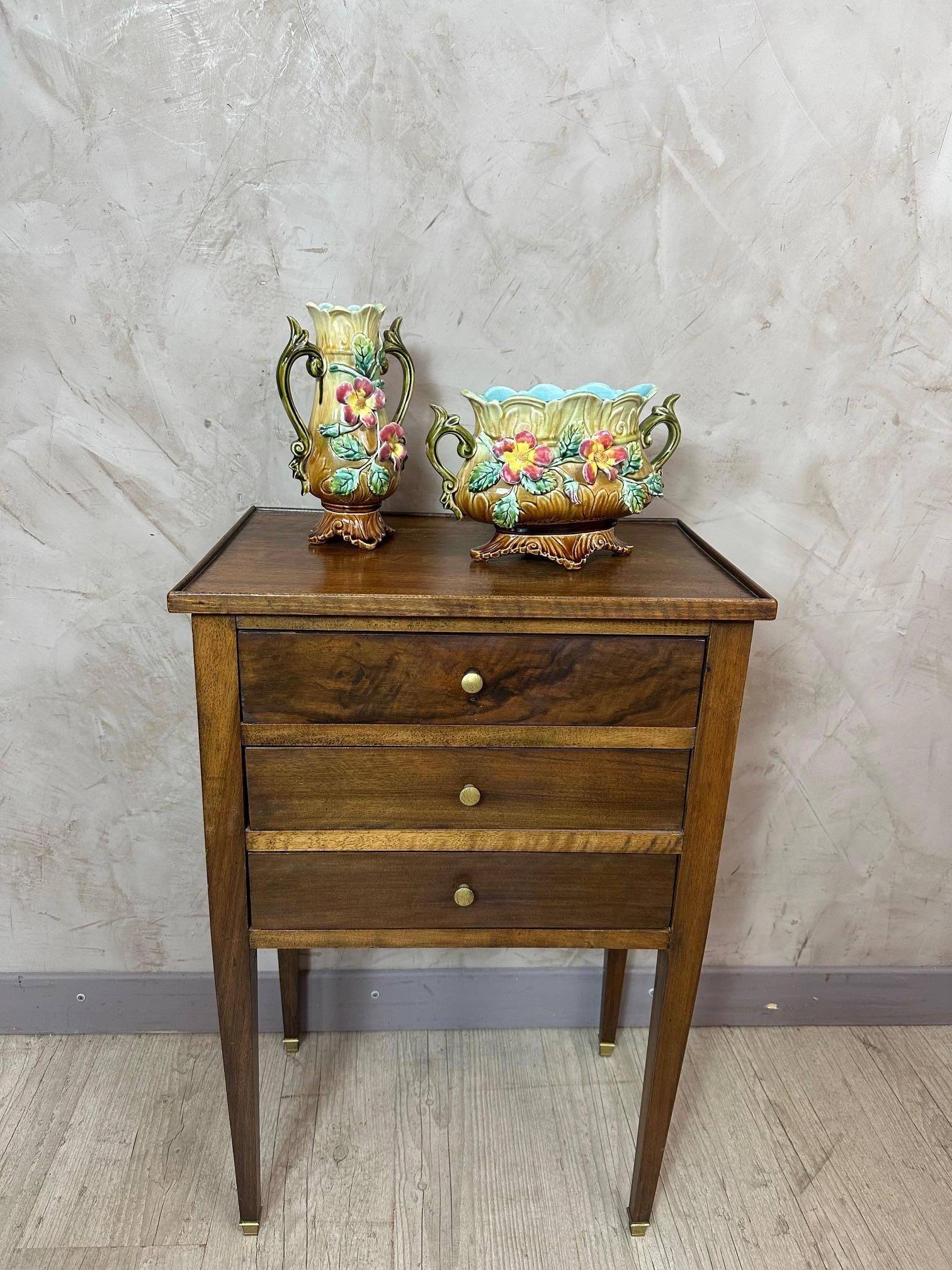 Bellissimo vaso in maiolica risalente al 1900 circa, riccamente decorato con fiori e foglie in alto rilievo. I suoi colori vivaci - sfumature di verde con tocchi di rosso e giallo - riflettono la raffinata maestria della produzione ceramica della