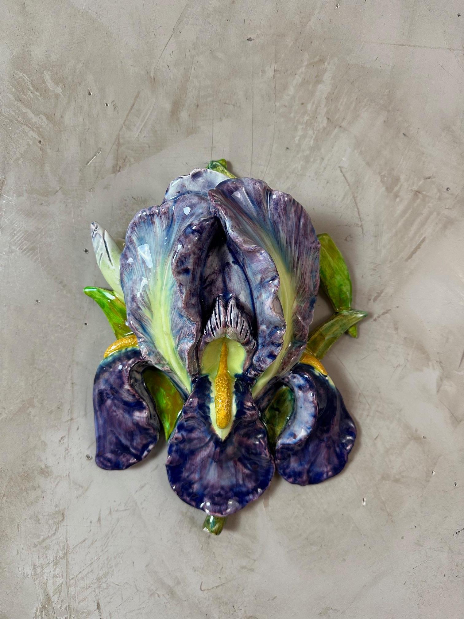 Bonito jarrón de pared llamado bouquetière en barbotina (loza) de finales del siglo XIX.
En el estilo Massier, a imitación de un iris morado. Muy buen estado. Excelente calidad.
Orificio en la parte posterior para colgar.