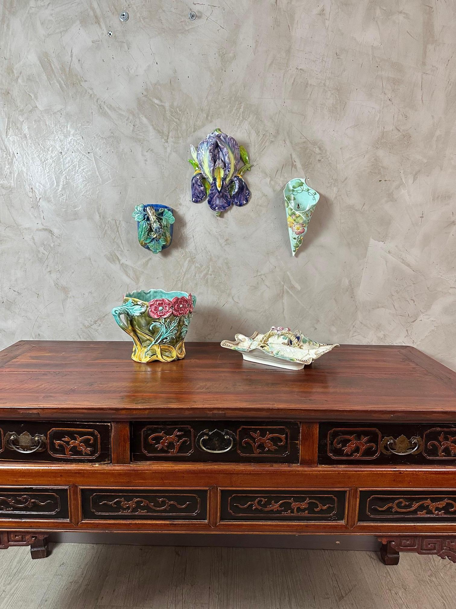 Florero de pared francés de barbotina de principios del siglo XX, 1900 en venta 4