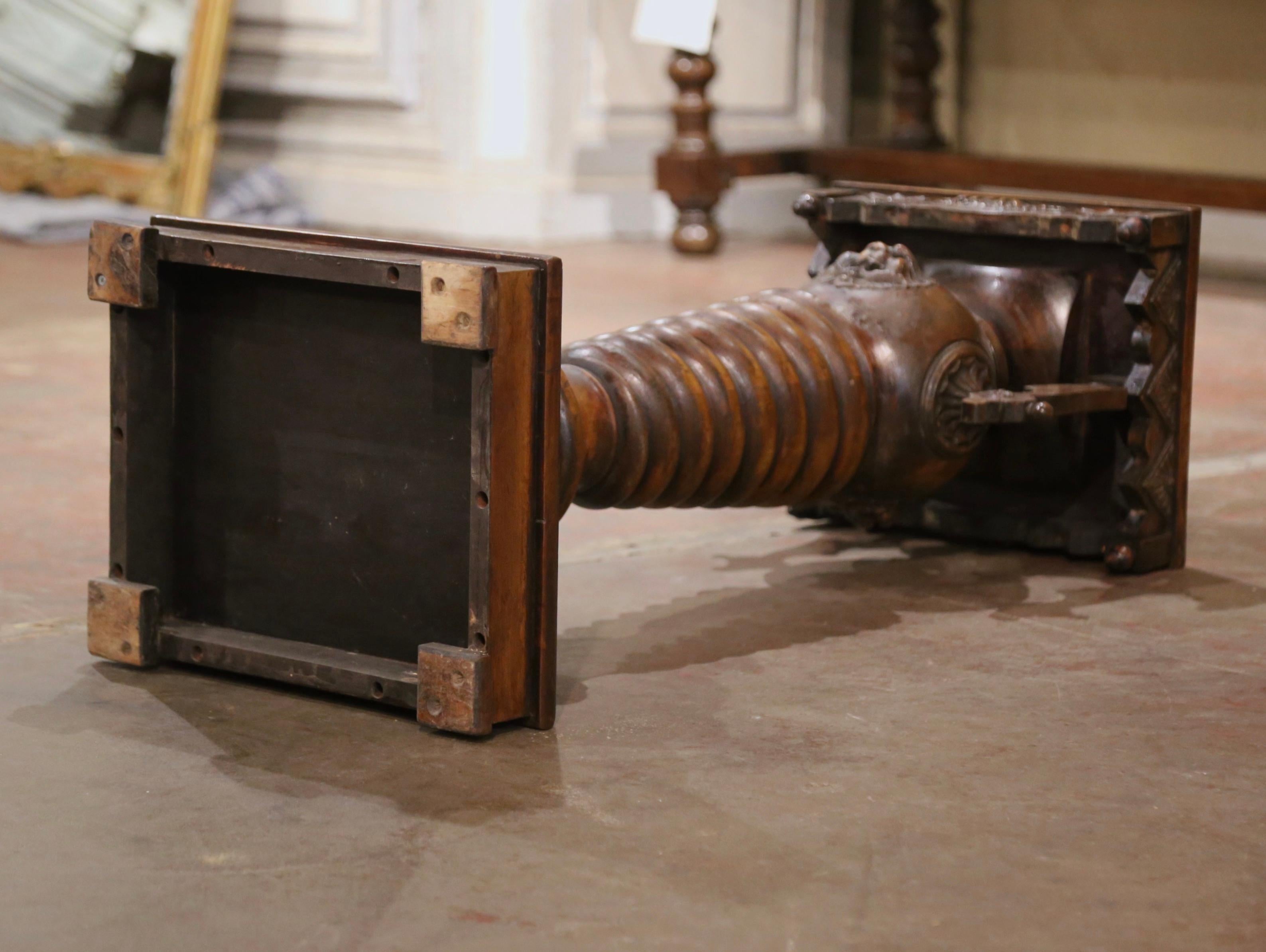 Acajou Début du 20e siècle, table à piédestal en acajou sculpté de style baroque français. en vente
