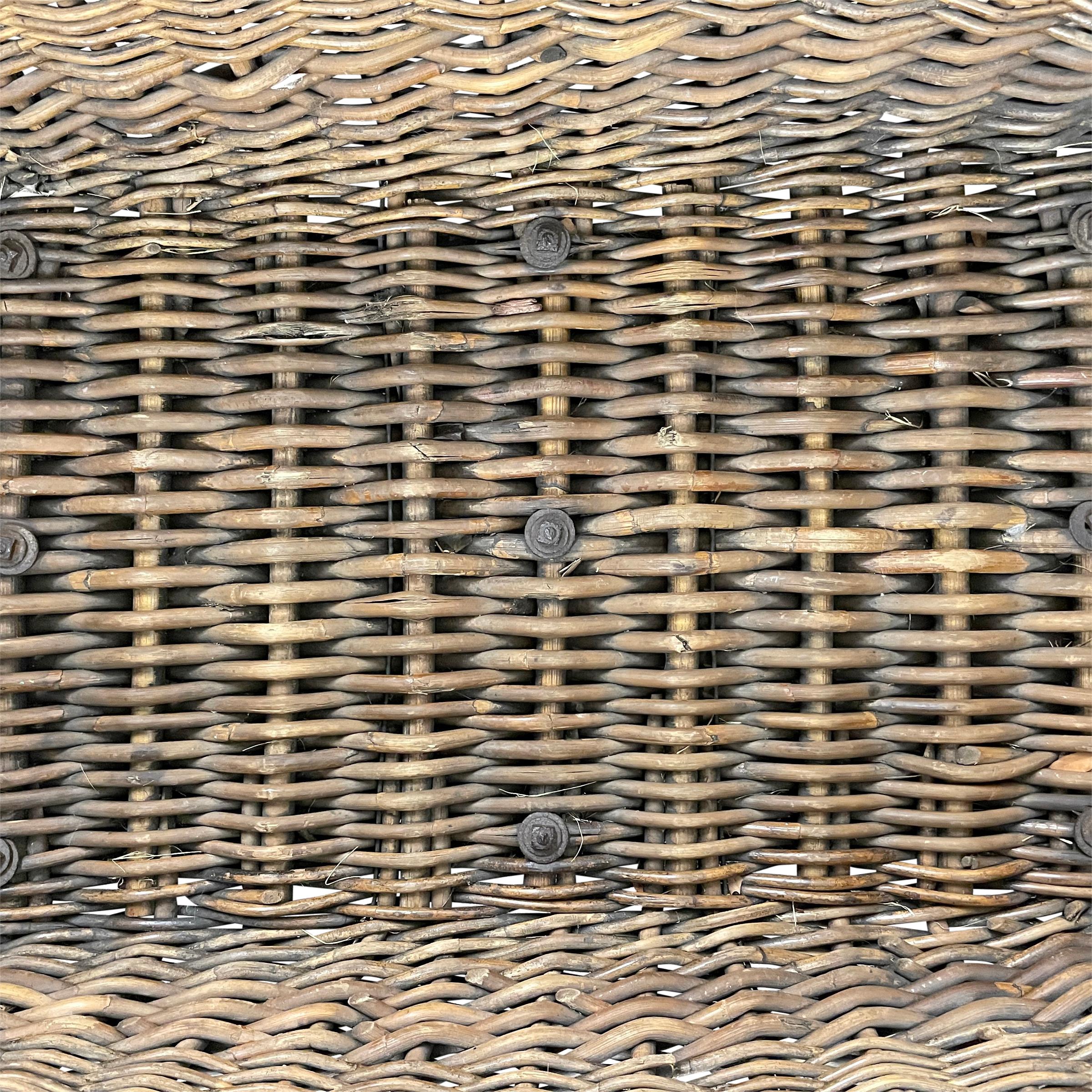 Early 20th Century French Basket For Sale 6