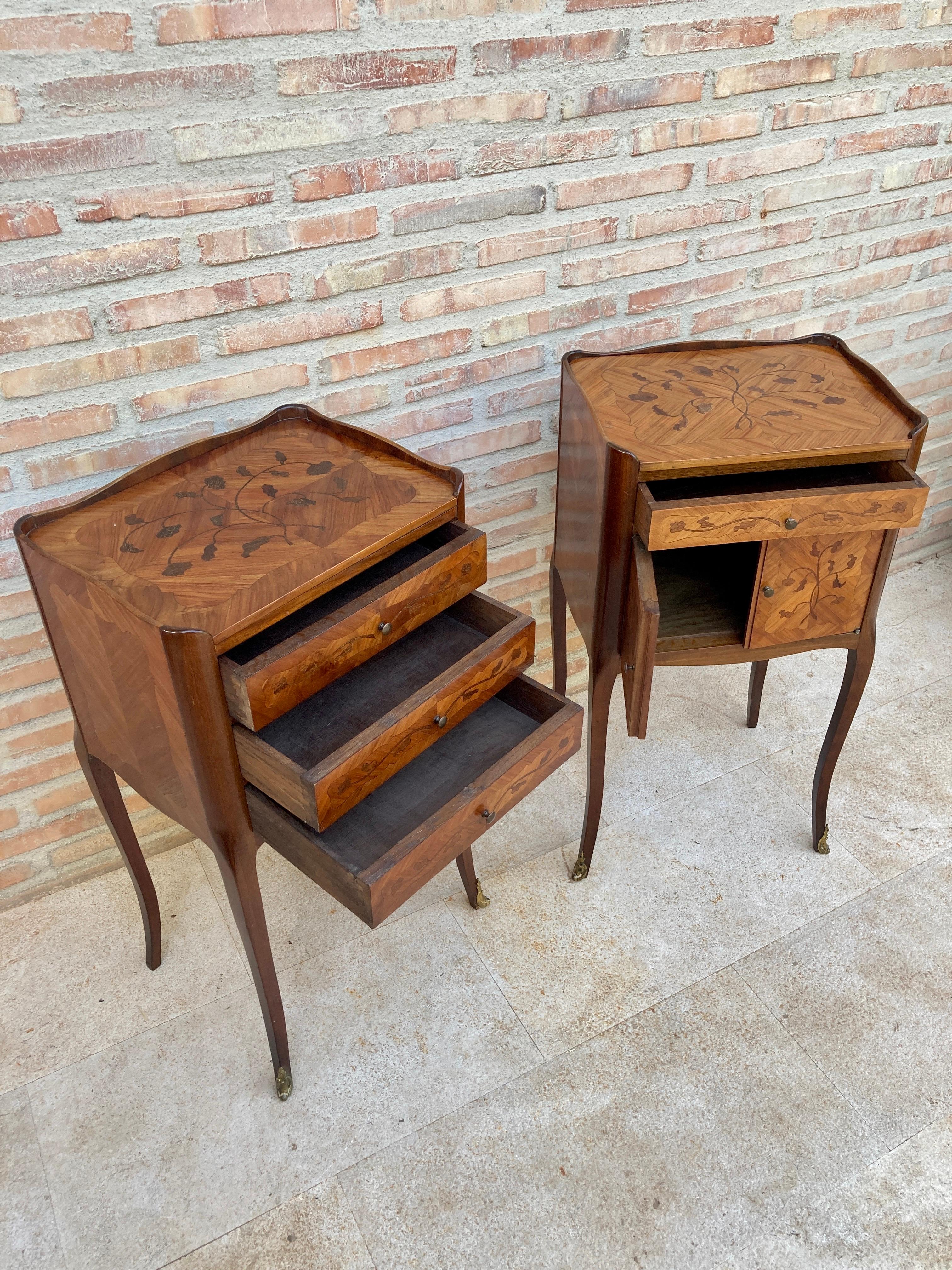 Kingwood Early 20th Century French Bedside Tables or Nightstands in Marquetry and Bronze