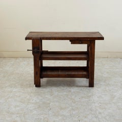 Banco da lavoro in faggio francese dei primi del Novecento con morsa, cassetto e ripiani inferiori