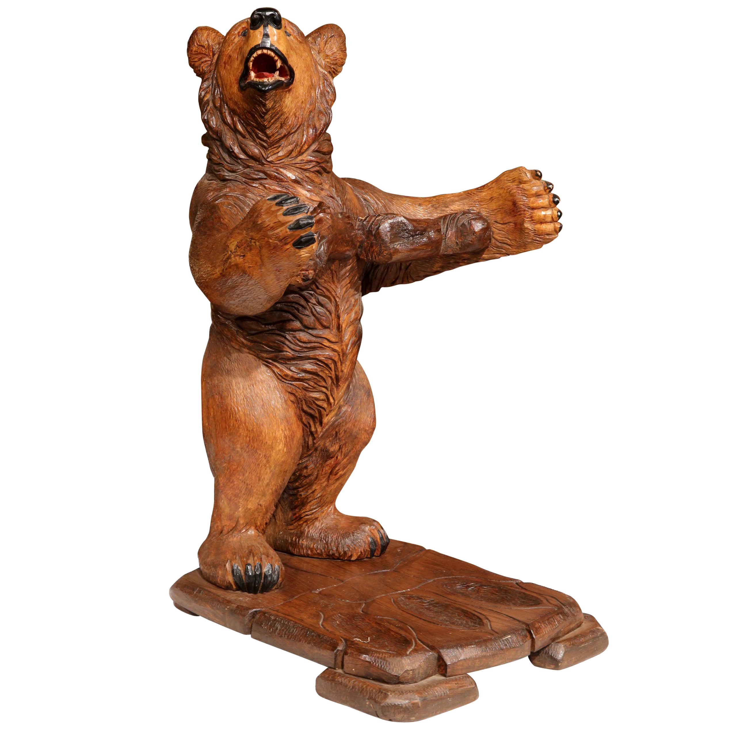 Dieser interessante antike Waffenständer wurde um 1920 in Frankreich geschnitzt. Die Eichenskulptur zeigt einen jungen Bären, der mit offenen Armen aufsteht. Die hölzerne Tierfigur hat ein ausdrucksstarkes Gesicht und eine detaillierte Textur am