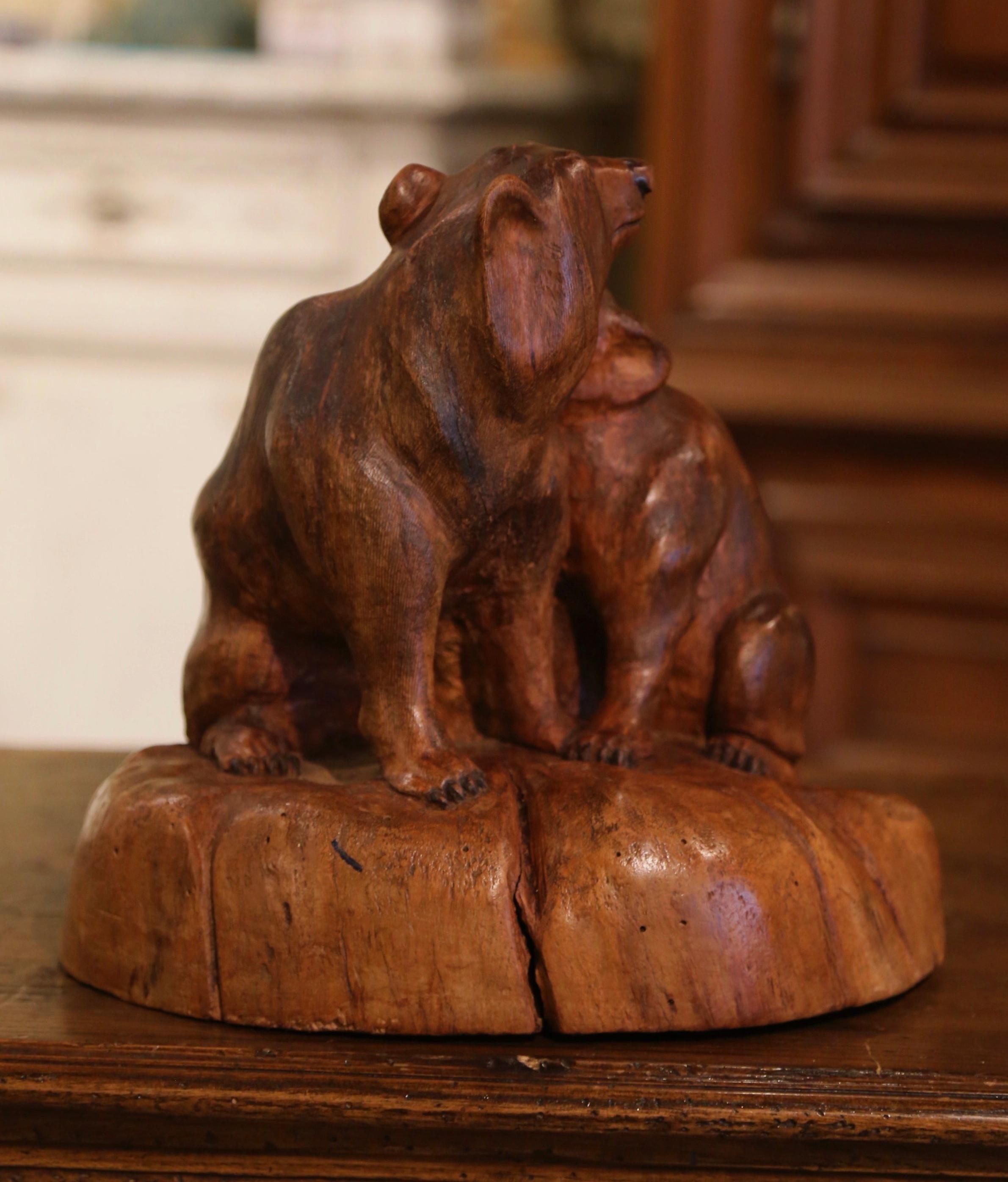 Forêt-Noire Sculpture d'ours en noyer sculpté française du début du 20e siècle Composition en vente