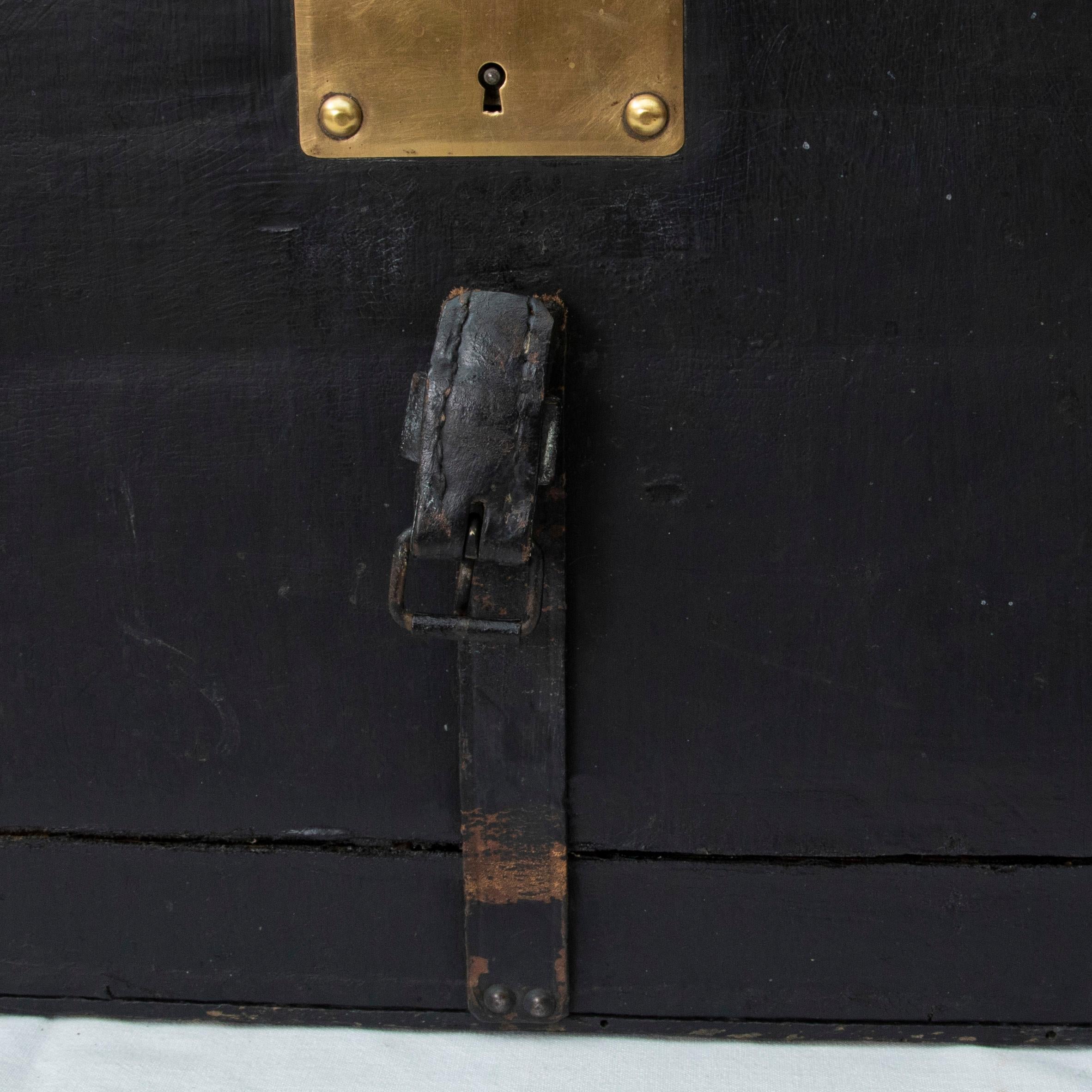 Early 20th Century French Black Leather Traveling Trunk with Brass Detailing For Sale 7