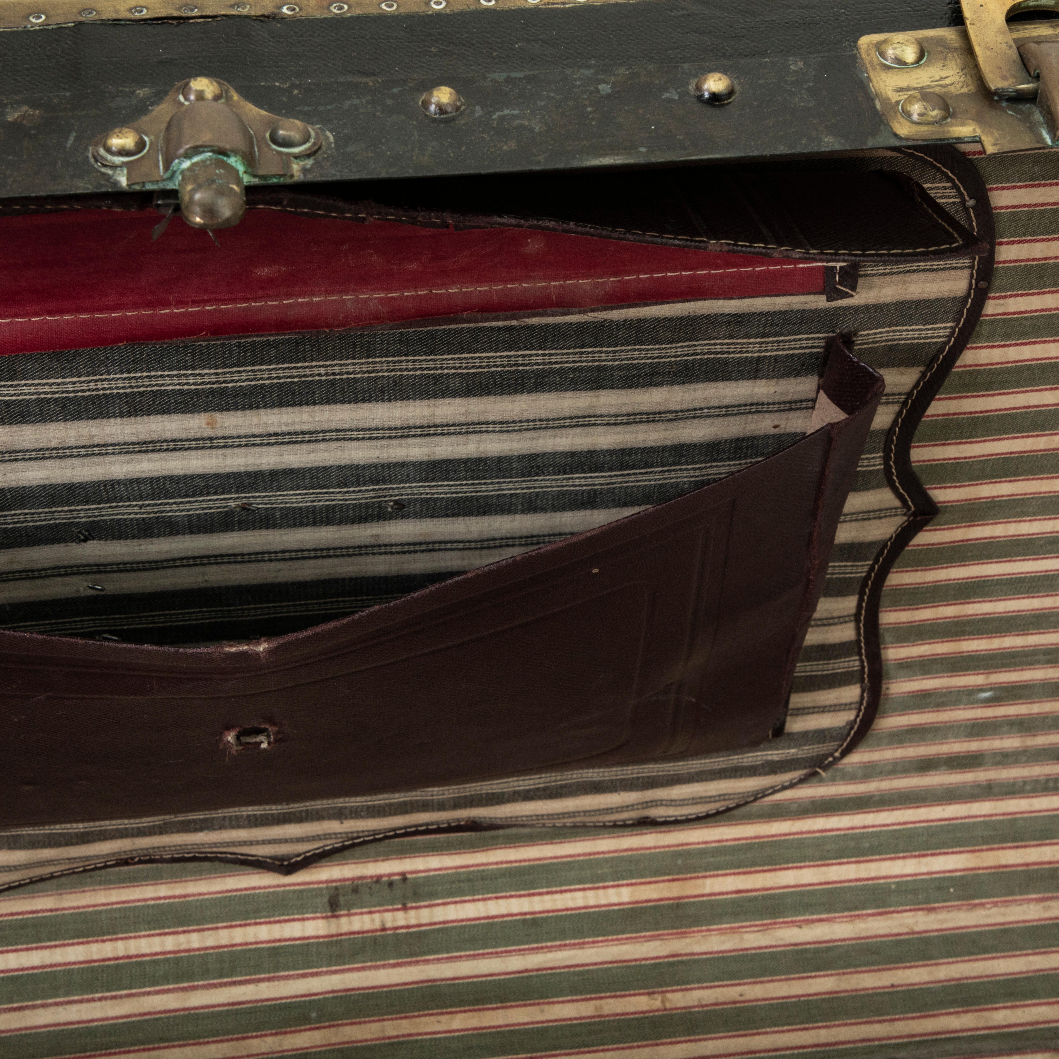 Early 20th Century French Black Leather Traveling Trunk with Brass Detailing For Sale 8