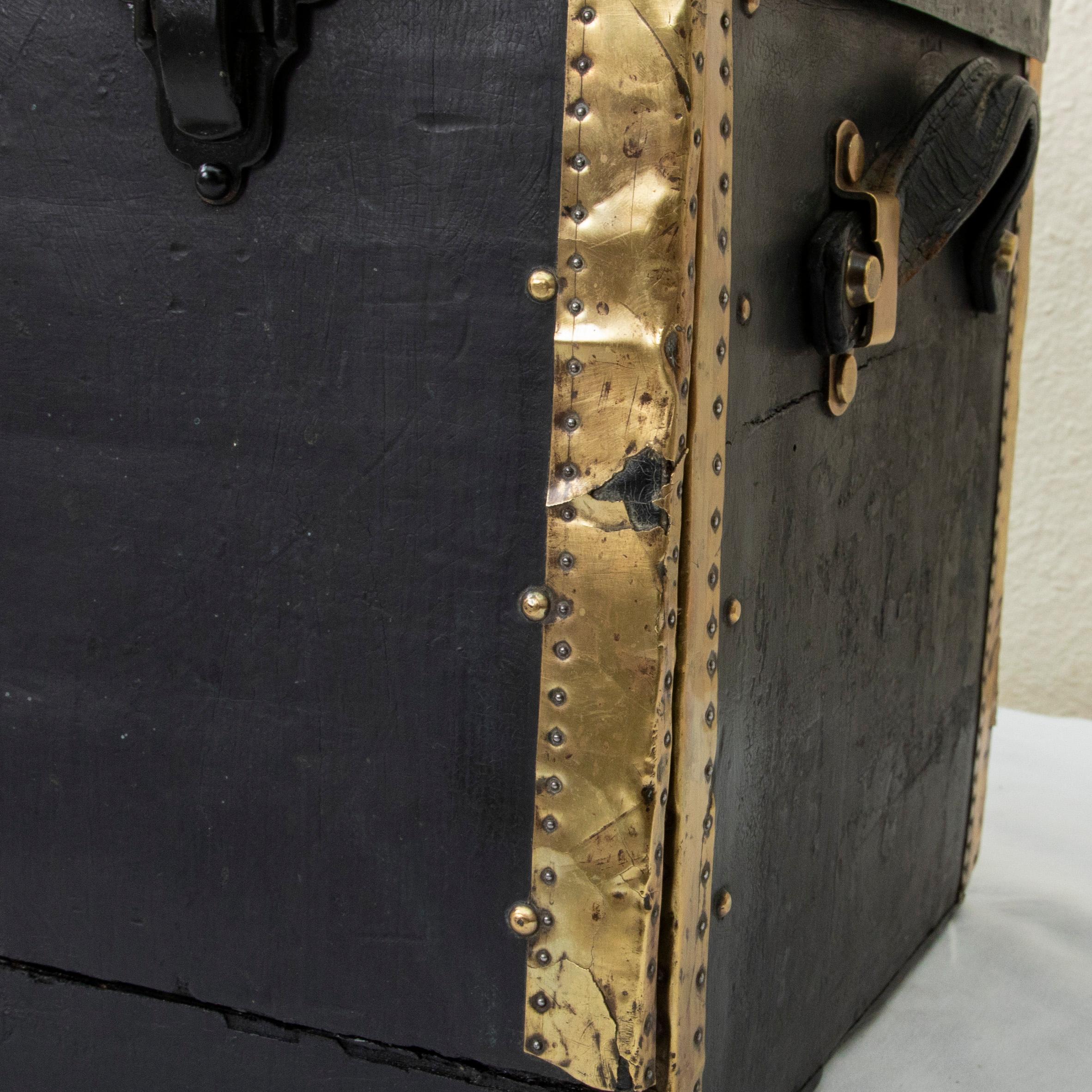 Early 20th Century French Black Leather Traveling Trunk with Brass Detailing For Sale 13