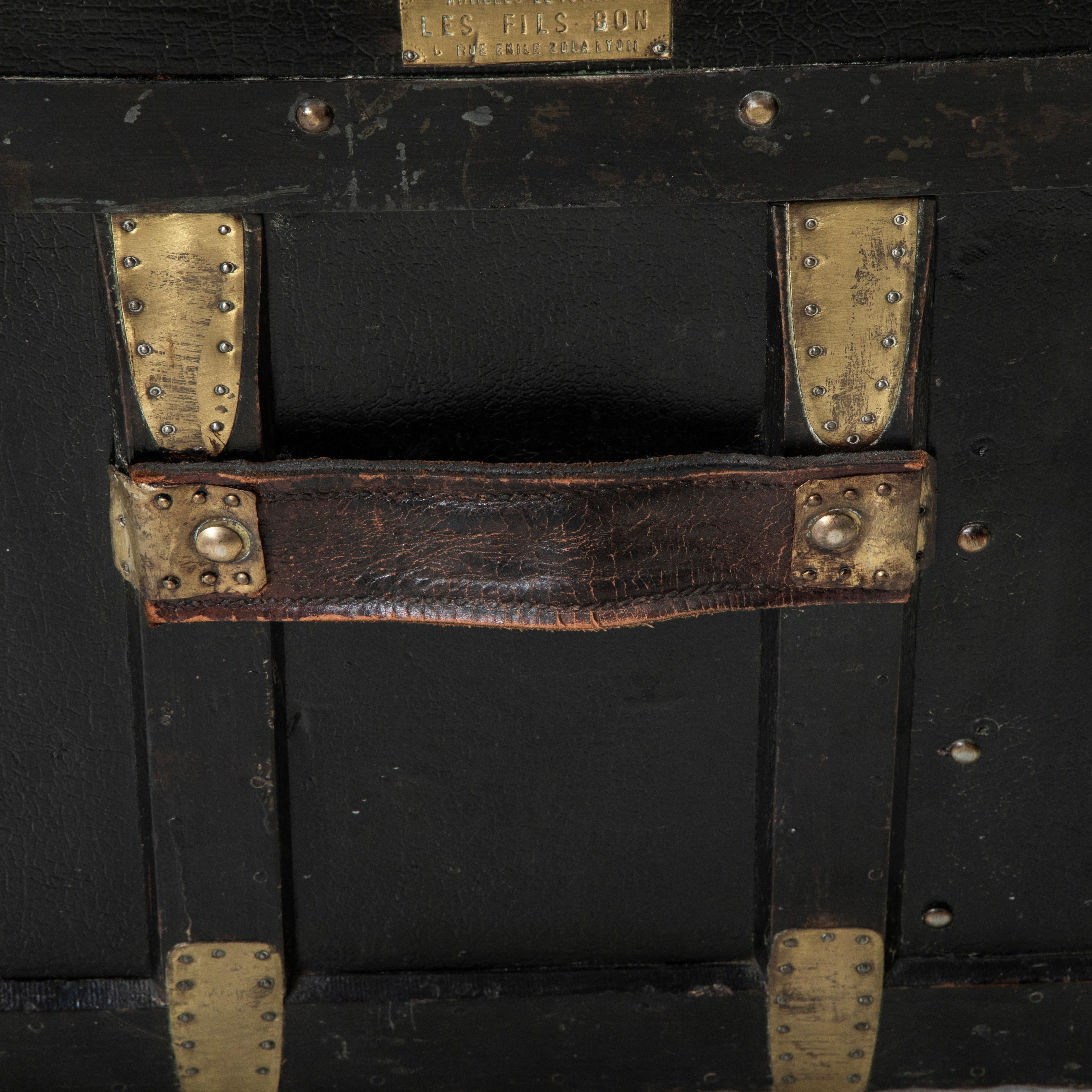 Early 20th Century French Black Leather Traveling Trunk with Brass Detailing For Sale 13