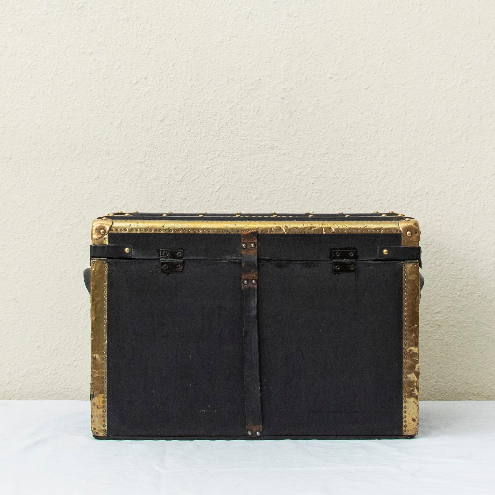 Early 20th Century French Black Leather Traveling Trunk with Brass Detailing In Good Condition For Sale In Fayetteville, AR