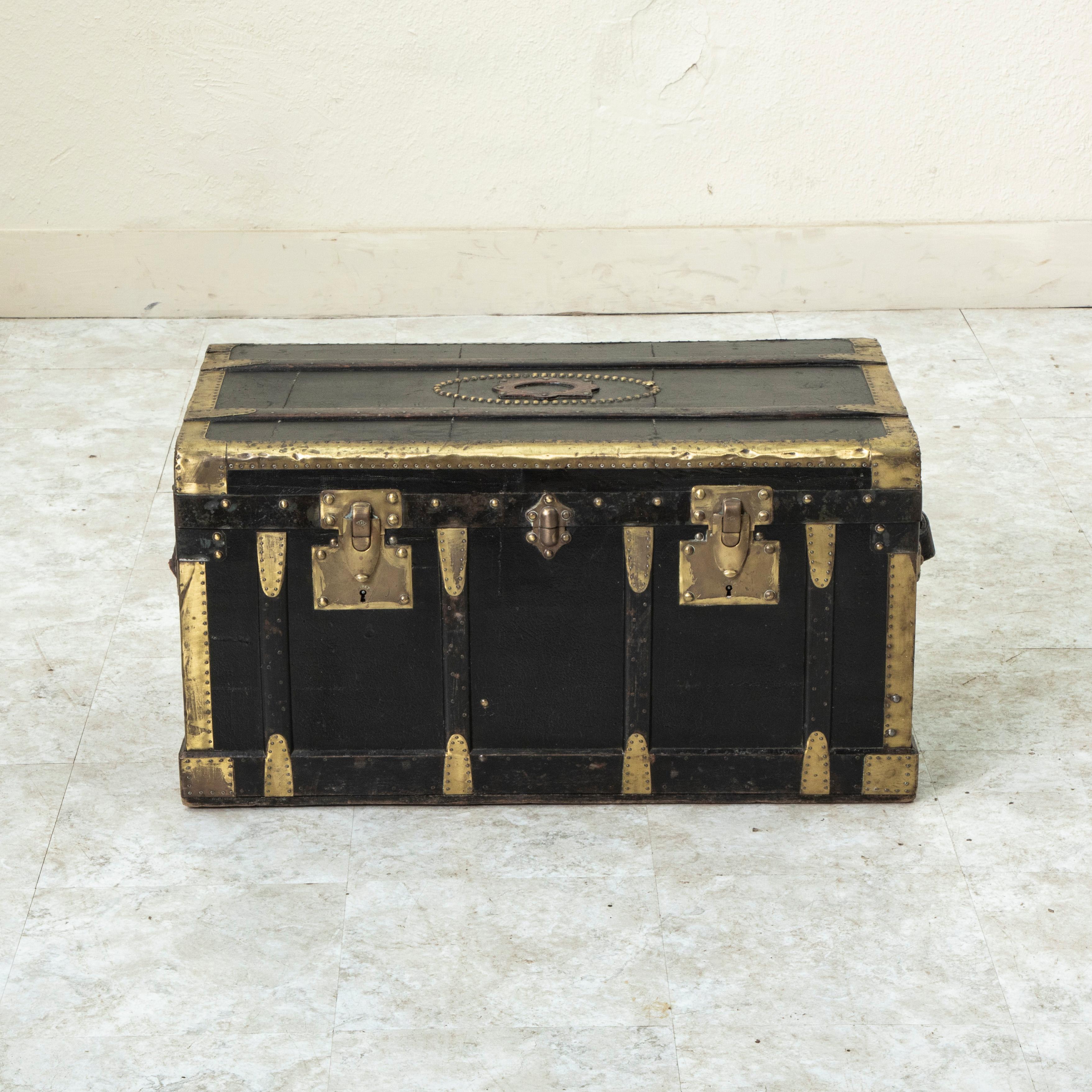 Early 20th Century French Black Leather Traveling Trunk with Brass Detailing In Good Condition For Sale In Fayetteville, AR