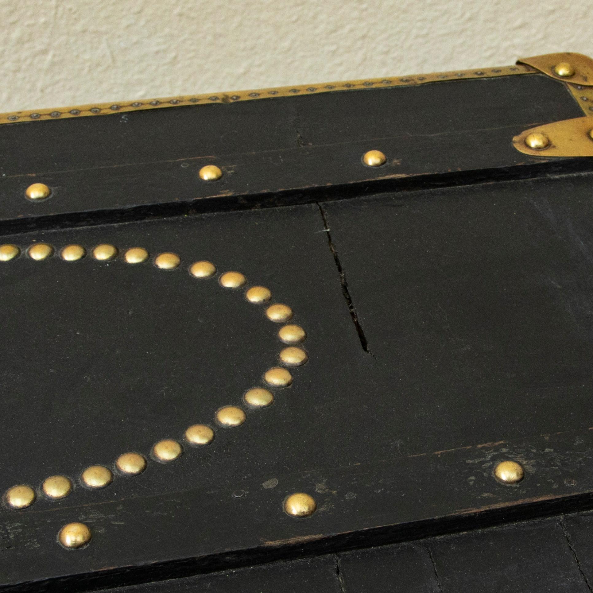 Early 20th Century French Black Leather Traveling Trunk with Brass Detailing For Sale 5