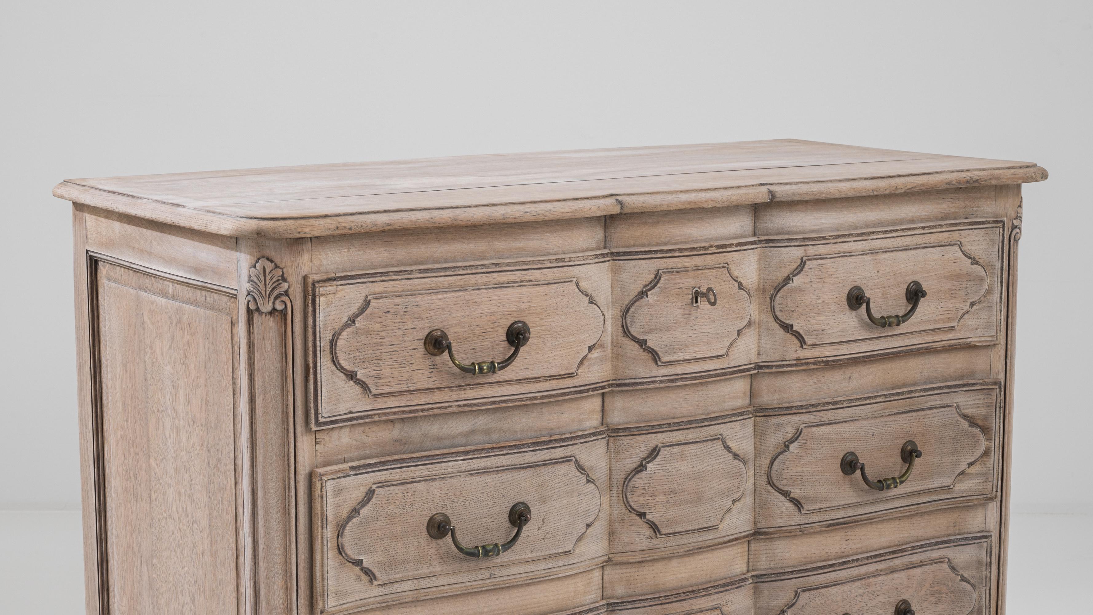 Early 20th Century French Bleached Oak Chest of Drawers For Sale 7